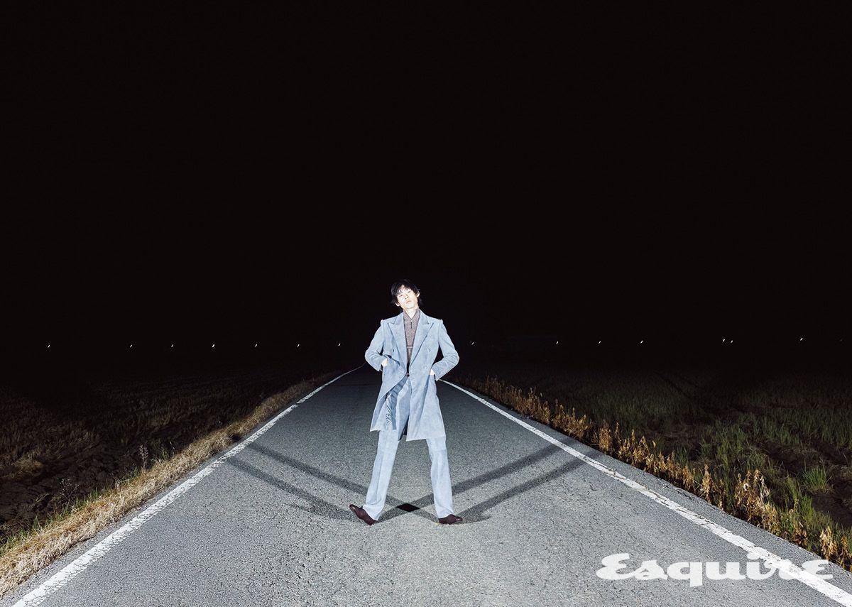 스웨이드 코트, 팬츠 모두 가격 미정 김서룡. 스웨터, 부츠 모두 가격 미정 프라다.