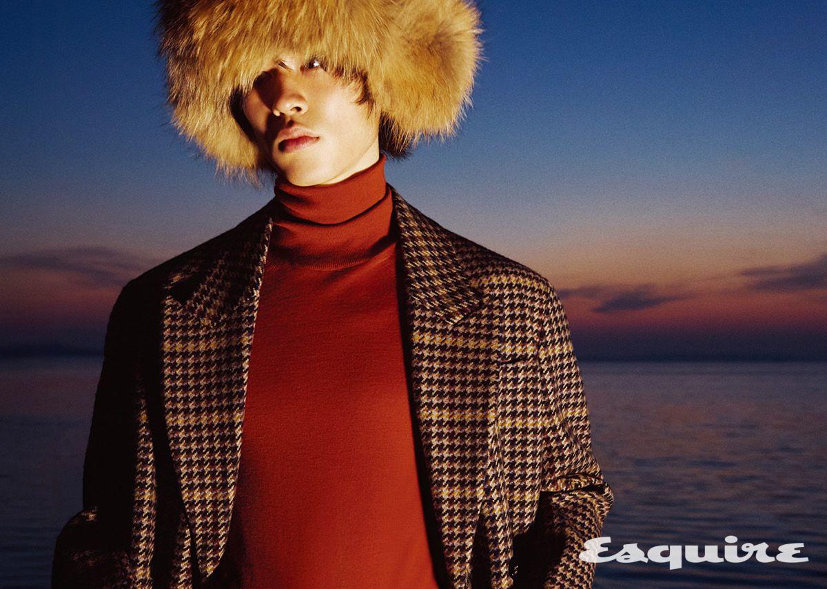 코트, 터틀넥 톱 모두 가격 미정 생 로랑 by 안토니 바카렐로. 퍼 해트 가격 미정 마크공.