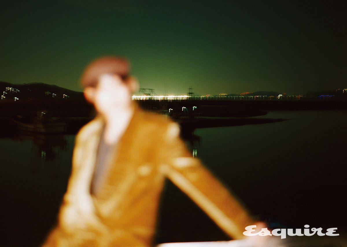 코트 가격 미정 김서룡. 울 스웨터 가격 미정 돌체앤가바나. 베레 가격 미정 엠포리오 아르마니.