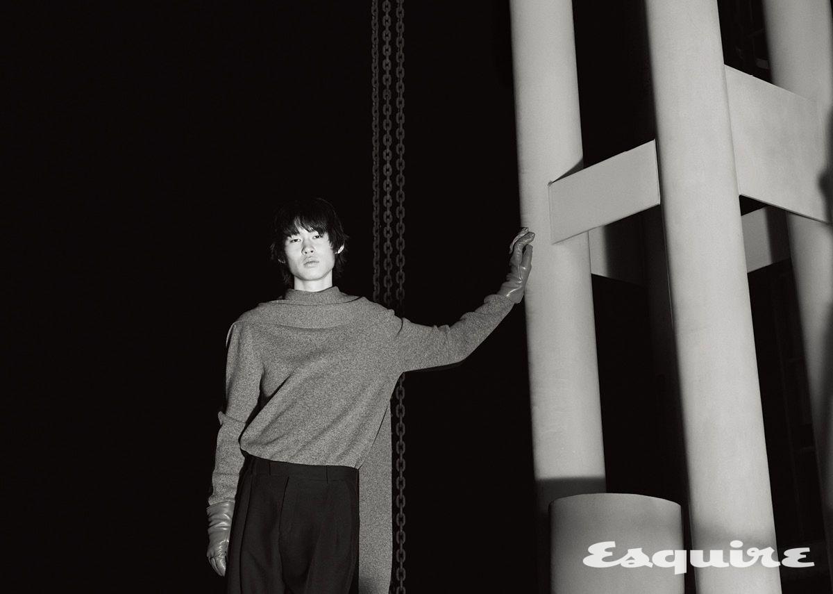 스웨터, 팬츠, 스톨, 레더 글러브 모두 가격 미정 페라가모.