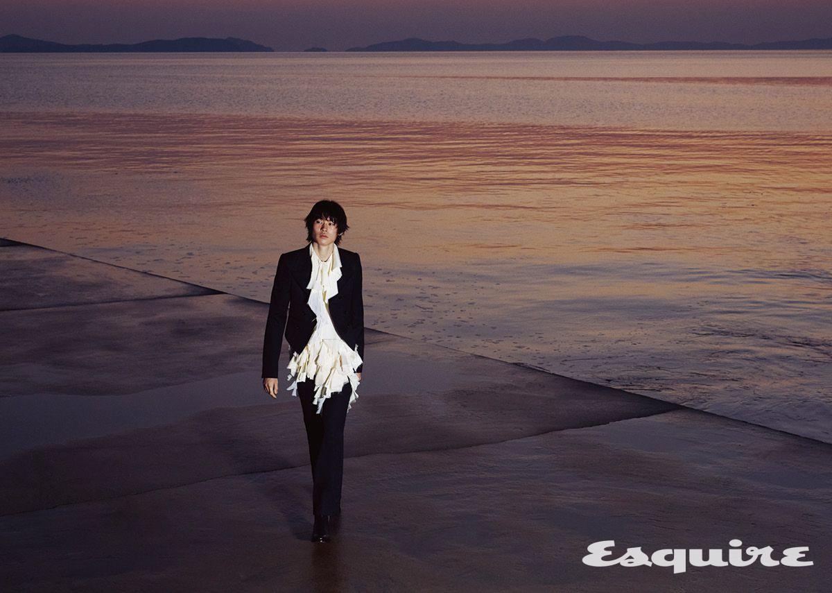 재킷, 블라우스, 팬츠 모두 가격 미정 맥퀸. 로퍼 가격 미정 페라가모.