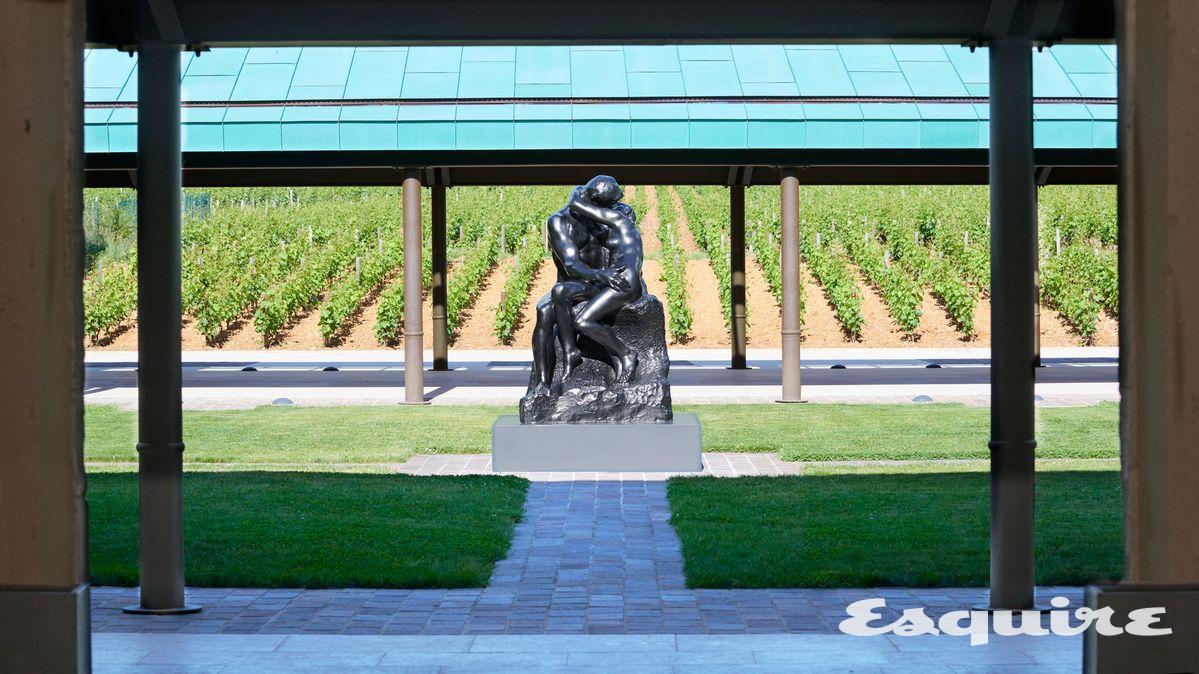 도멘 페블레의 양조장 한 가운데에 있는 로댕의 작품.