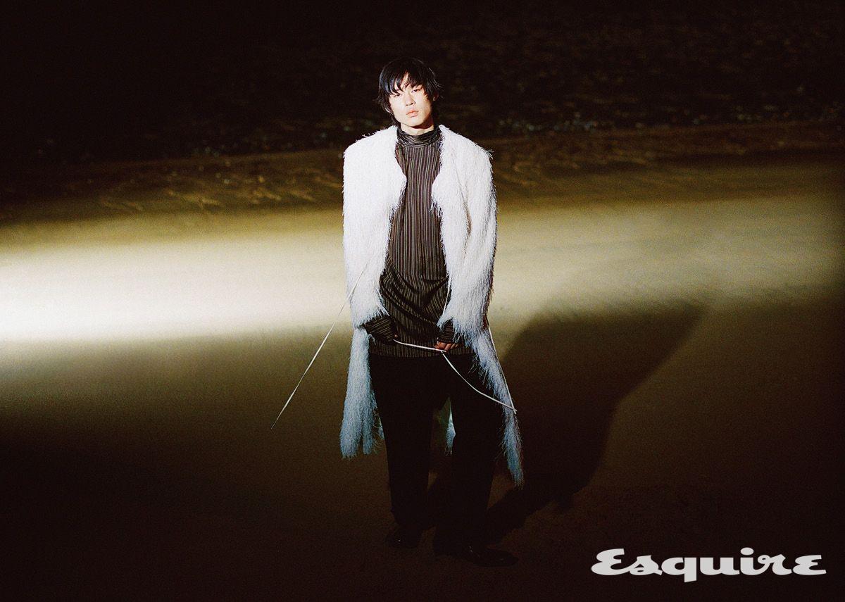 프린지 코트, 셔츠 모두 가격 미정 드리스 반 노튼. 팬츠 가격 미정 페라가모. 부츠 가격 미정 프라다.