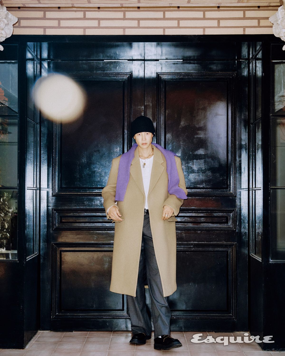 캐멀 코트 렉토. 팬츠, 헨리넥 니트, 퍼플 스웨터 모두 셀린느. 네크리스, 벨트 모두 발렌시아가. 로퍼 캠퍼. 비니 엔즈 앤 민즈. 링 모로코에서 구입한 빈티지.