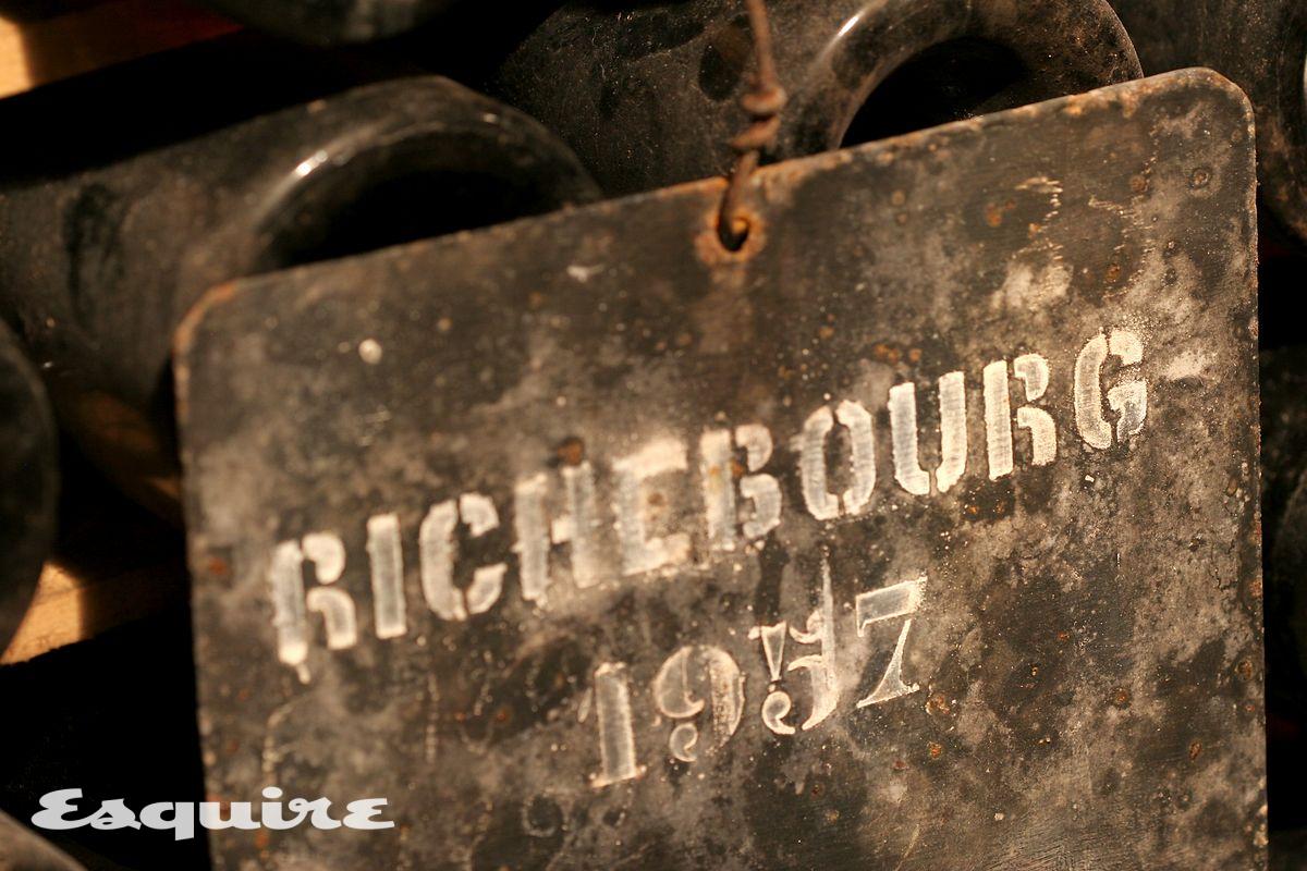 리저브 와인들에는 라벨이 안 붙어 있고, 대신 각 로트마다 이처럼 식별 표가 붙어 있다. 이 와인들은 판매하는 경우는 드물지만, 판매할 때마다 병의 외관을 세척하고 소량 생산한 라벨을 직접 붙여 출하한다.