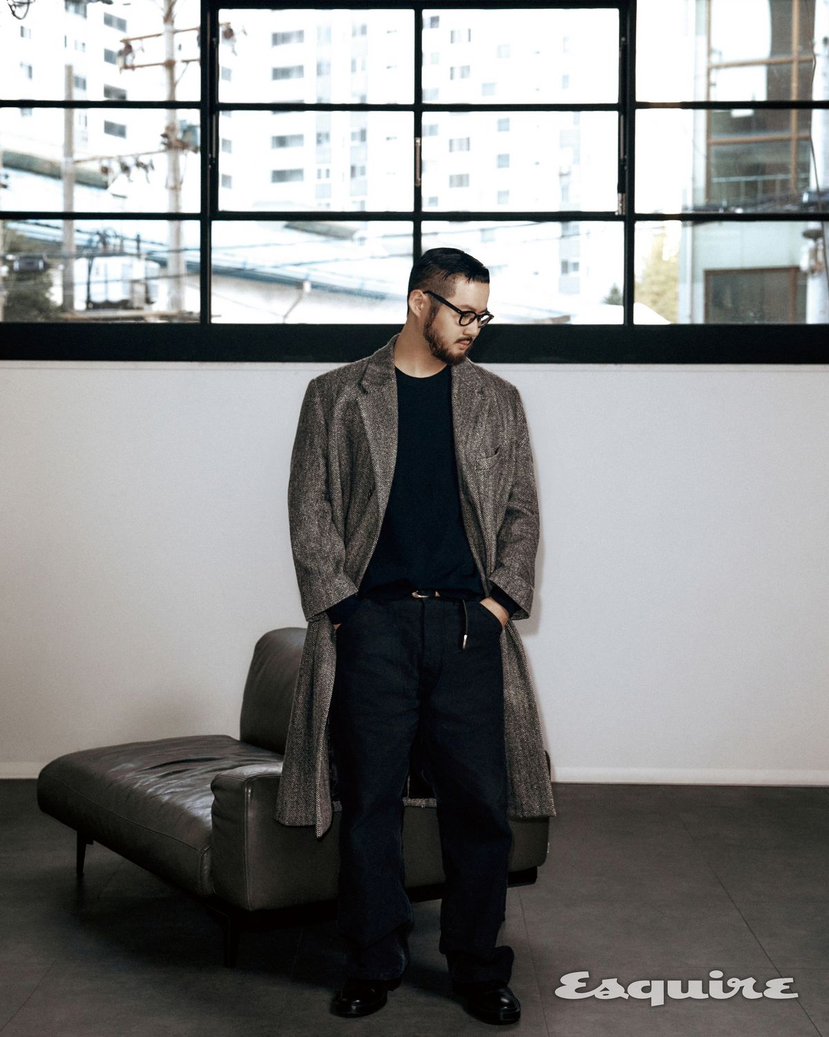 헤링본 코트 타임 옴므. 블랙 니트, 더비 슈즈 모두 질 샌더. 팬츠 코모리. 안경 모스콧, 벨트 아워레가시.