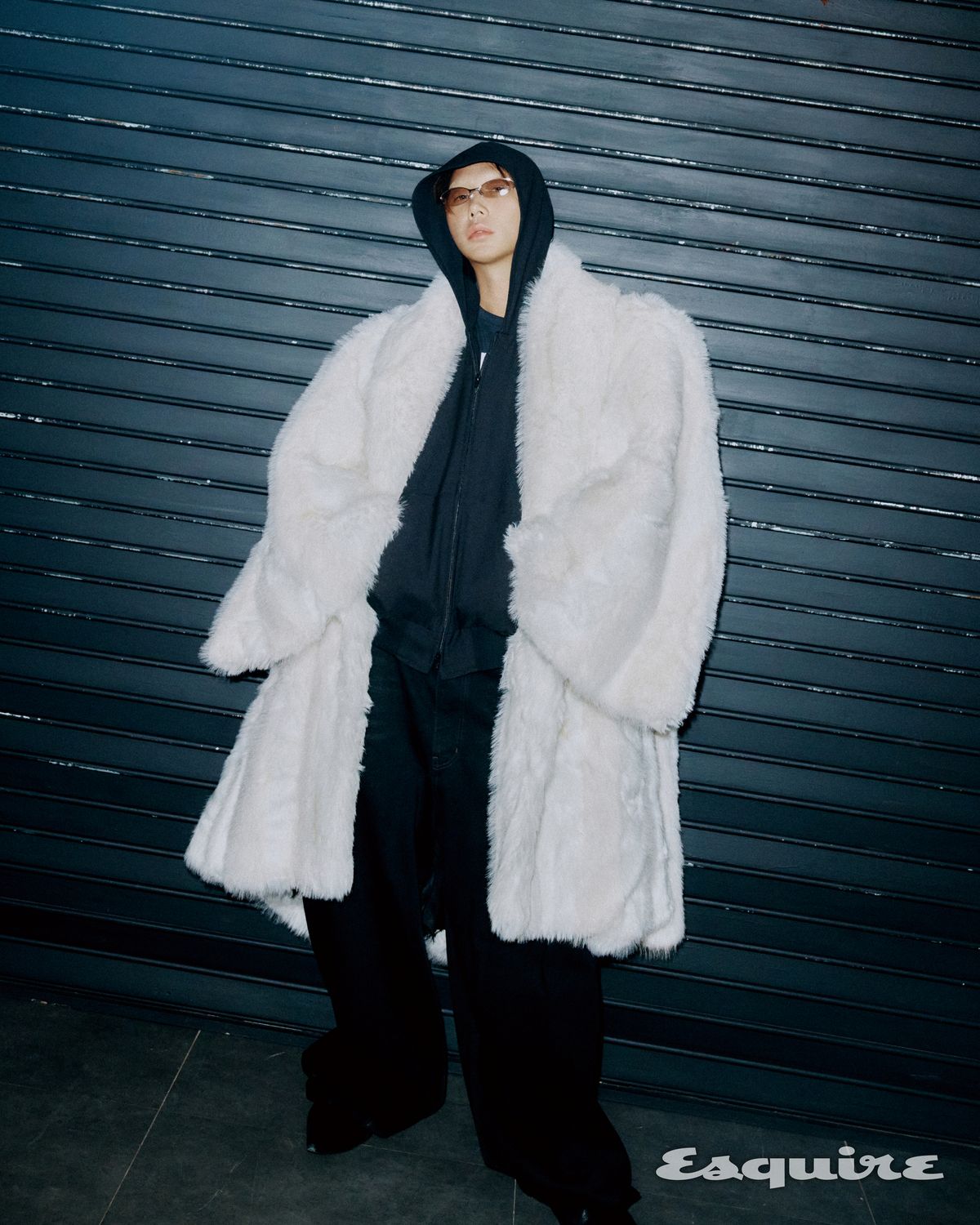 폭스 퍼 코트, 로퍼 모두 발렌시아가. 후디 집업 무명. 배기 진 STU. 선글라스 젠틀몬스터.