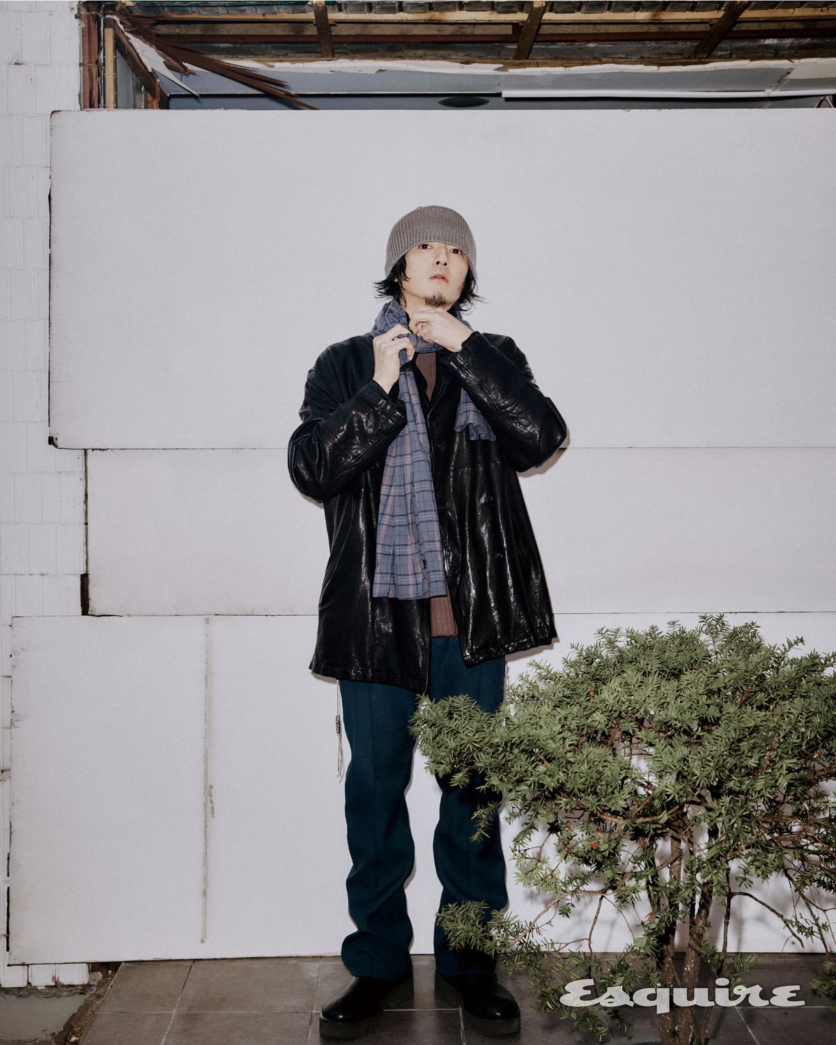 워시드 레더 피코트 유스. 니트 우루 도쿄. 팬츠 칠드런 오브 더 디스코댄스. 슈즈, 머플러 모두 라드 뮤지션. 비니 꾸띠. 팬츠 체인 그라인드 커스텀 서비스.