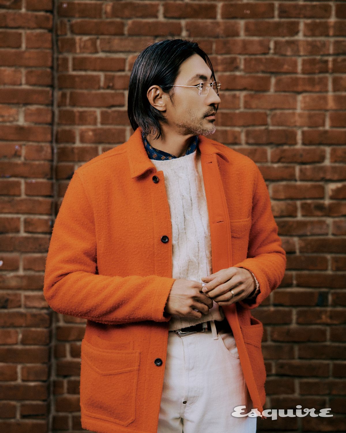 코트, 니트 모두 드레익스. 팬츠 리바이스. 안경 까르띠에. 스카프 셀린느. 벨트 모니탈리.