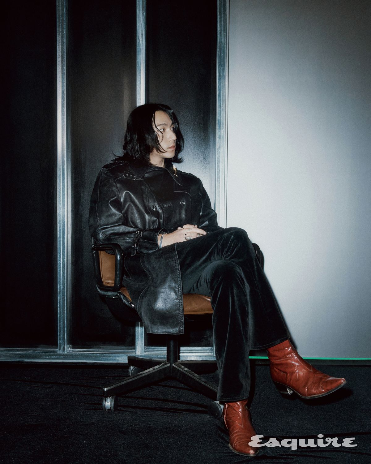 레더 코트 빈티지. 팬츠 셀린느. 부츠 미우미우. 브로치 빈티지.