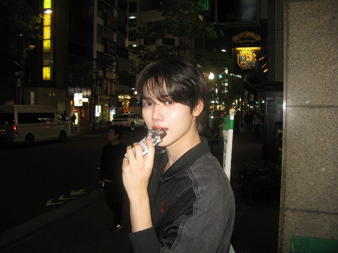 크래비티 강민희가 좋아하는 노브랜드 더티초코페스츄리바이트 / 출처: 인스타그램 @min_h.ee