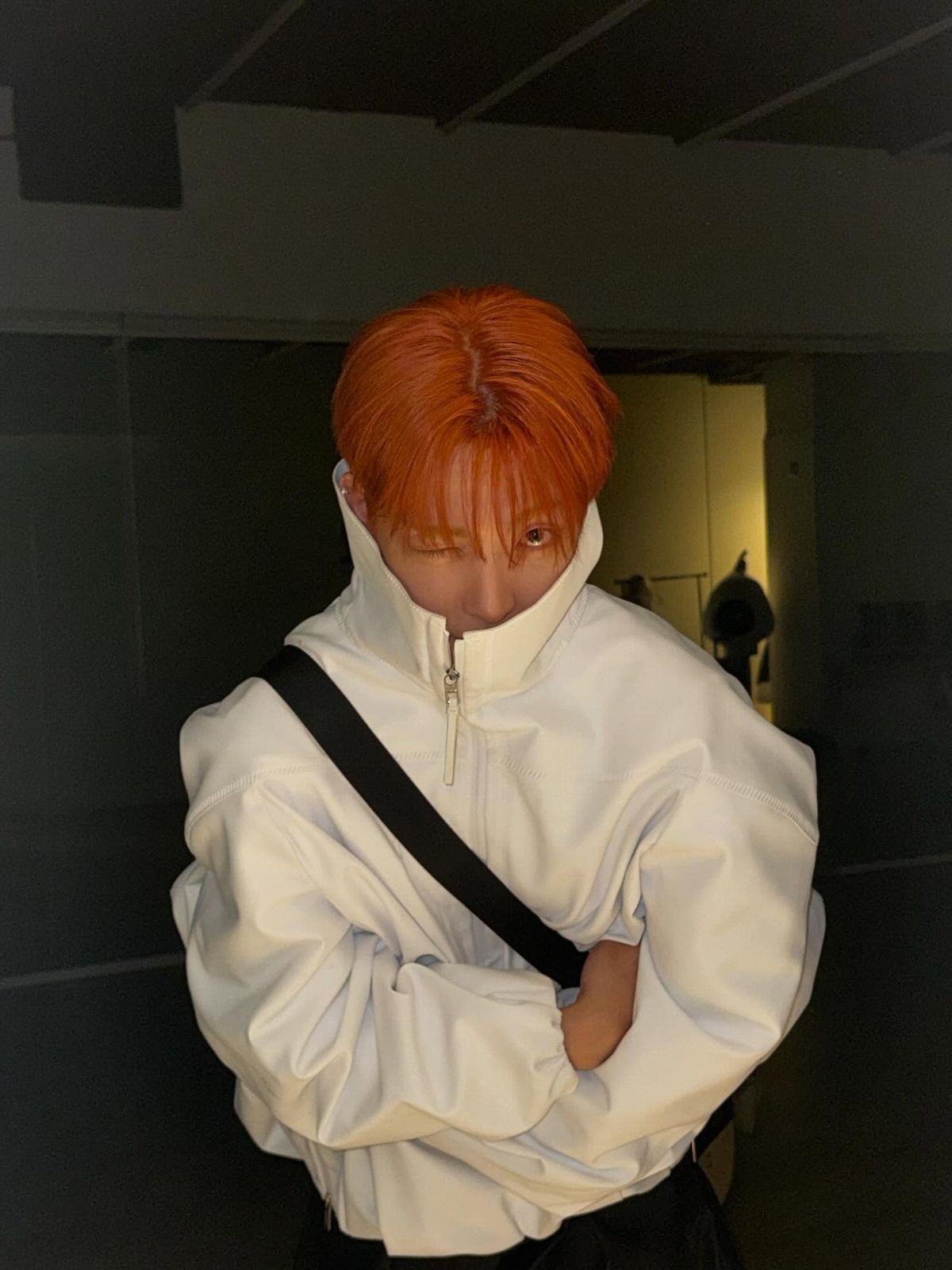 에이티즈 홍중의 하이넥 재킷 스타일링 | 인스타그램 @no1likeme8_8