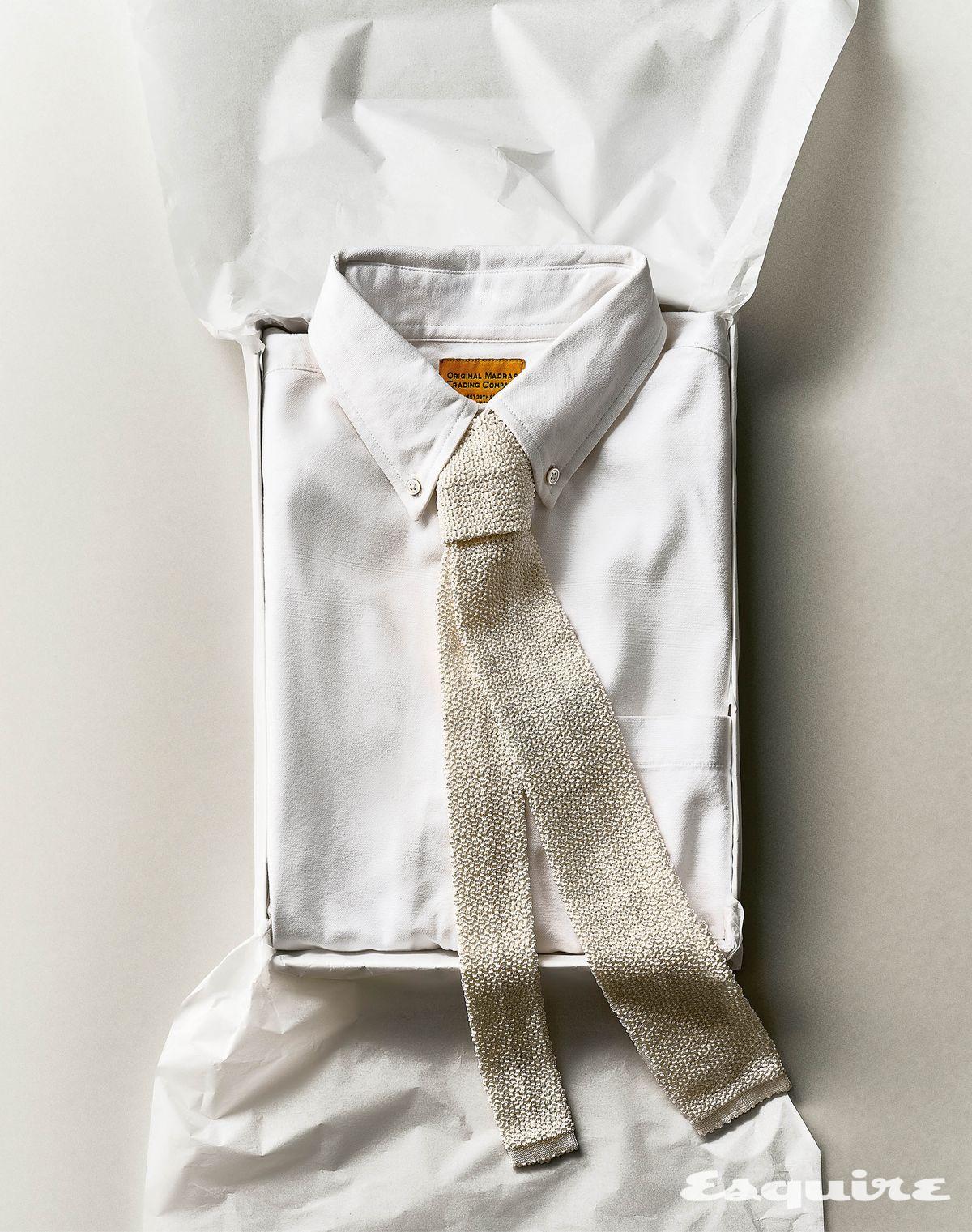 옥스퍼드 셔츠 24만8000원 오리지널 마드라스 트레이딩 컴퍼니 by 바버샵. 실크 니트 타이 12만8000원 애스콧 by 바버샵.