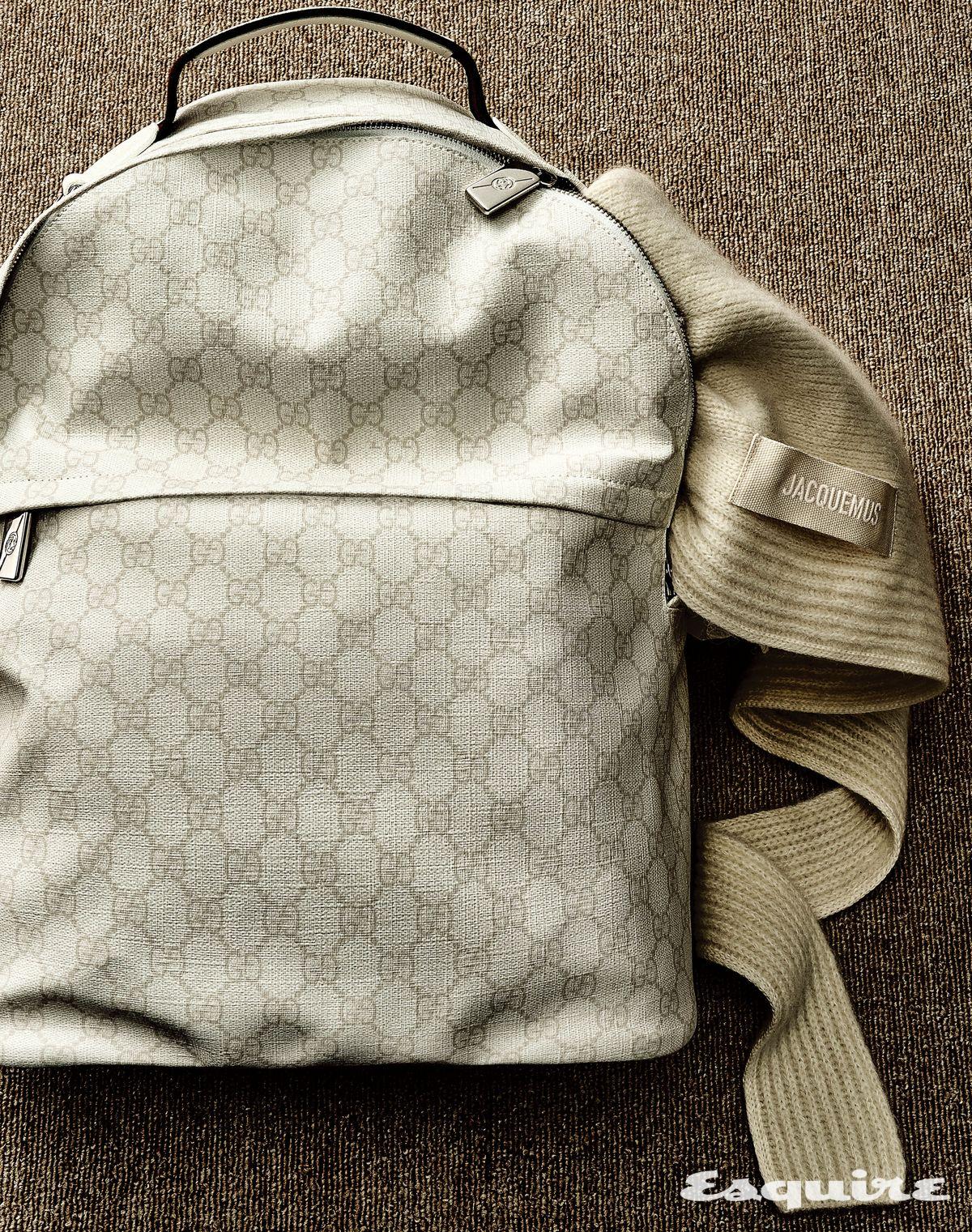 돔 백팩 가격 미정 구찌. 머플러 가격 미정 자크뮈스.