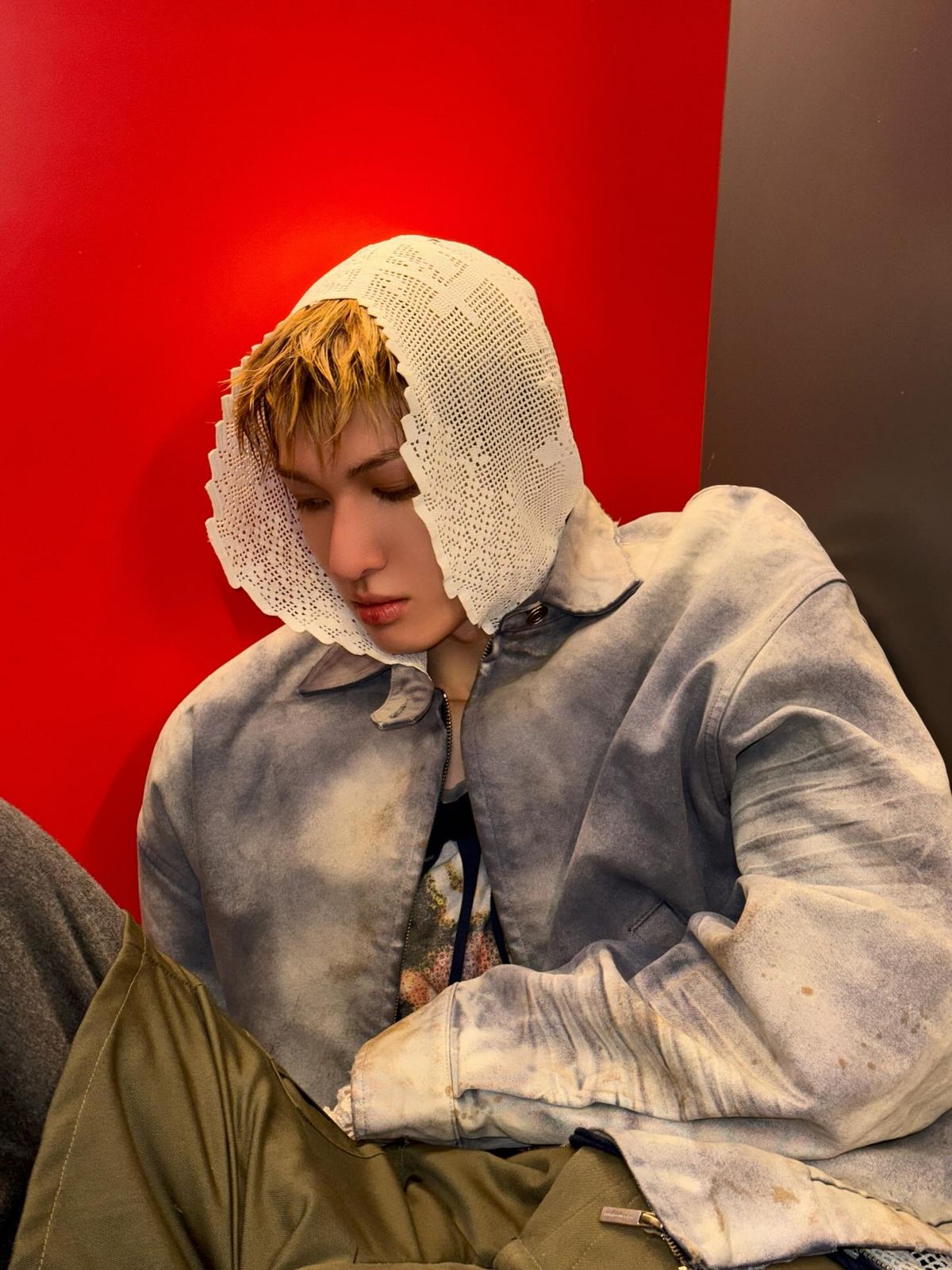 섬세한 레이스 후디로 개성 있게 연출한 코르티스 마틴 / 출처: 인스타그램 @cortis