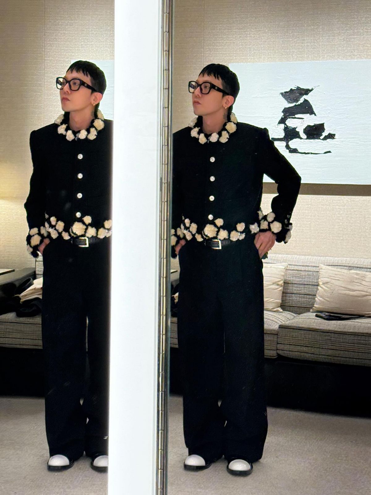 트위드 재킷으로 연출한 지드래곤의 올블랙 스타일링 / 출처: 인스타그램 @8lo8lo8lowme