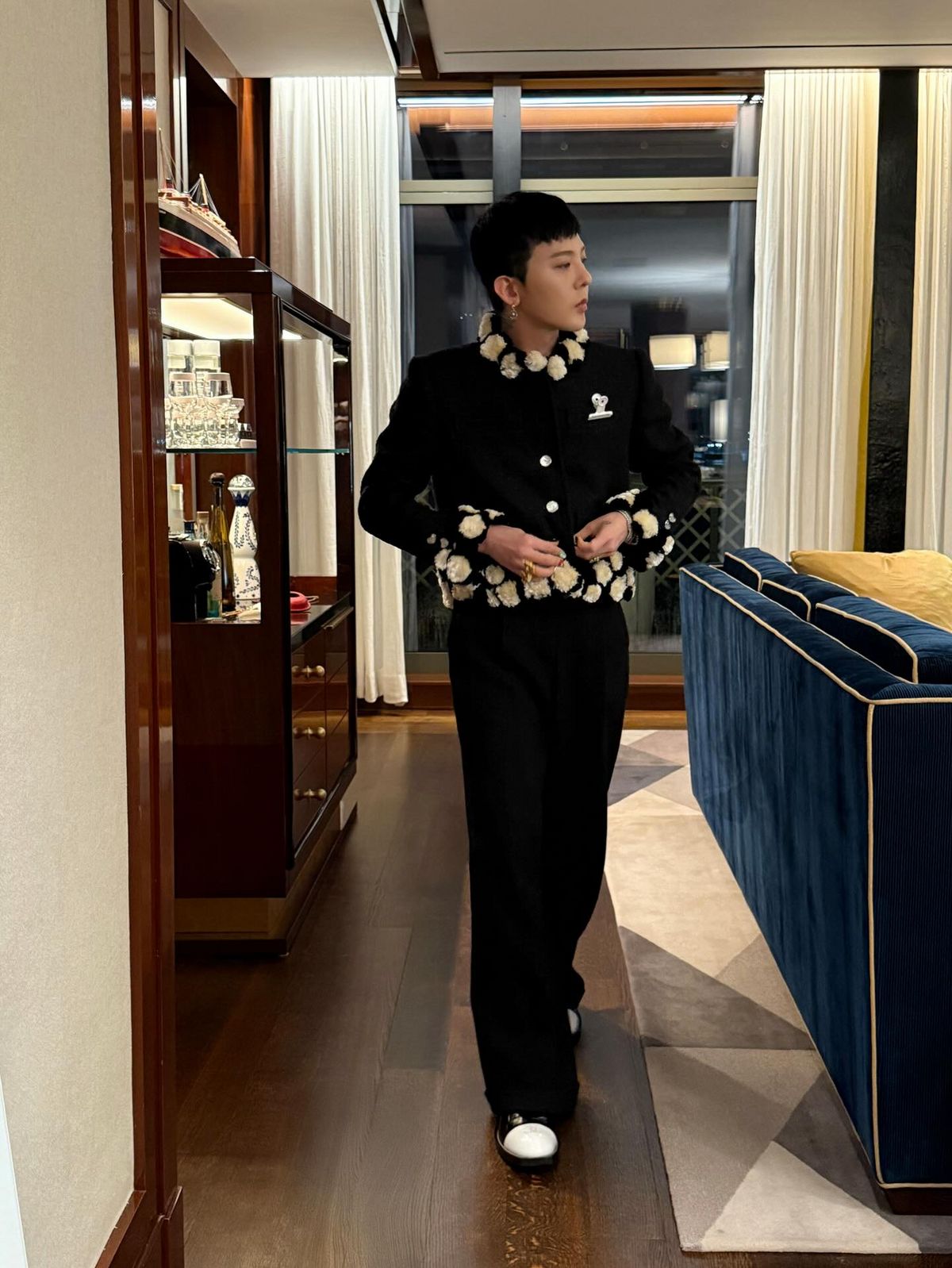 트위드 재킷으로 연출한 지드래곤의 올블랙 스타일링 / 출처: 인스타그램 @8lo8lo8lowme