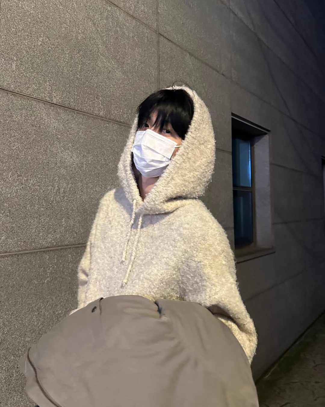 포근한 퍼 후디를 착용한 투머로우바이투게더 수빈/ 인스타그램 @page.soobin