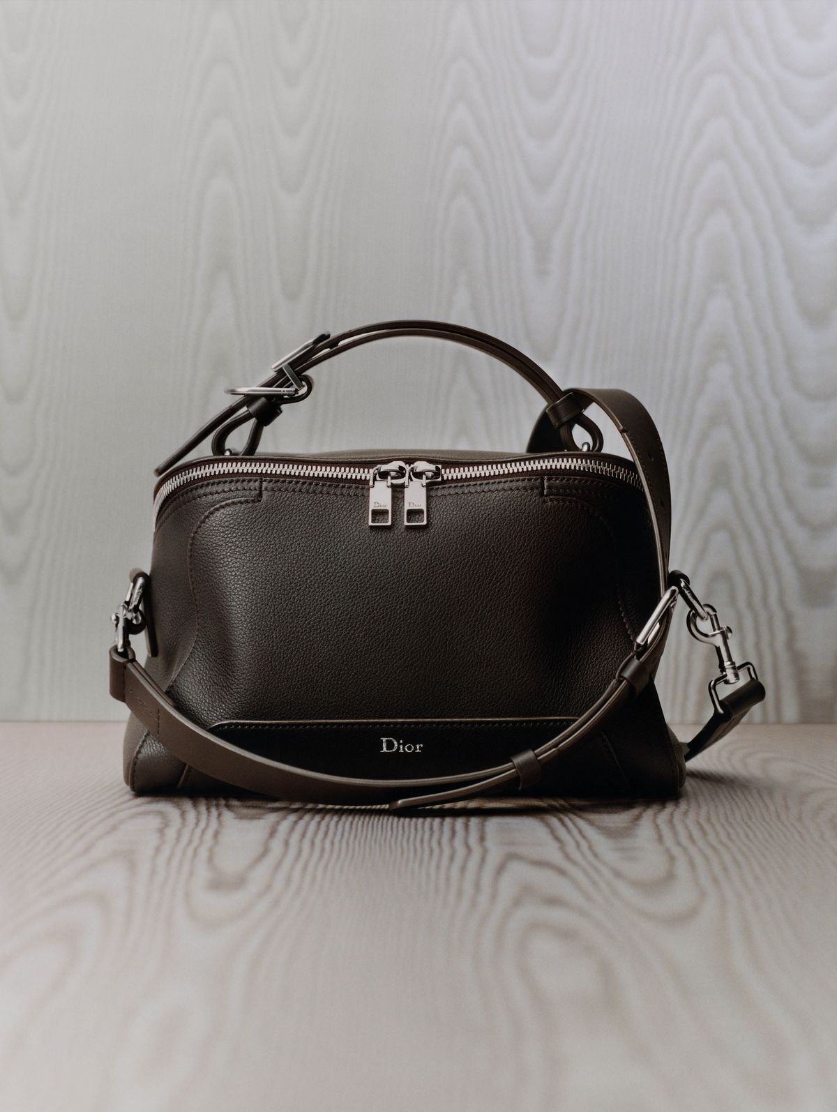 브라운 카프스킨 남성 크로스보디 백 가격 미정 디올.