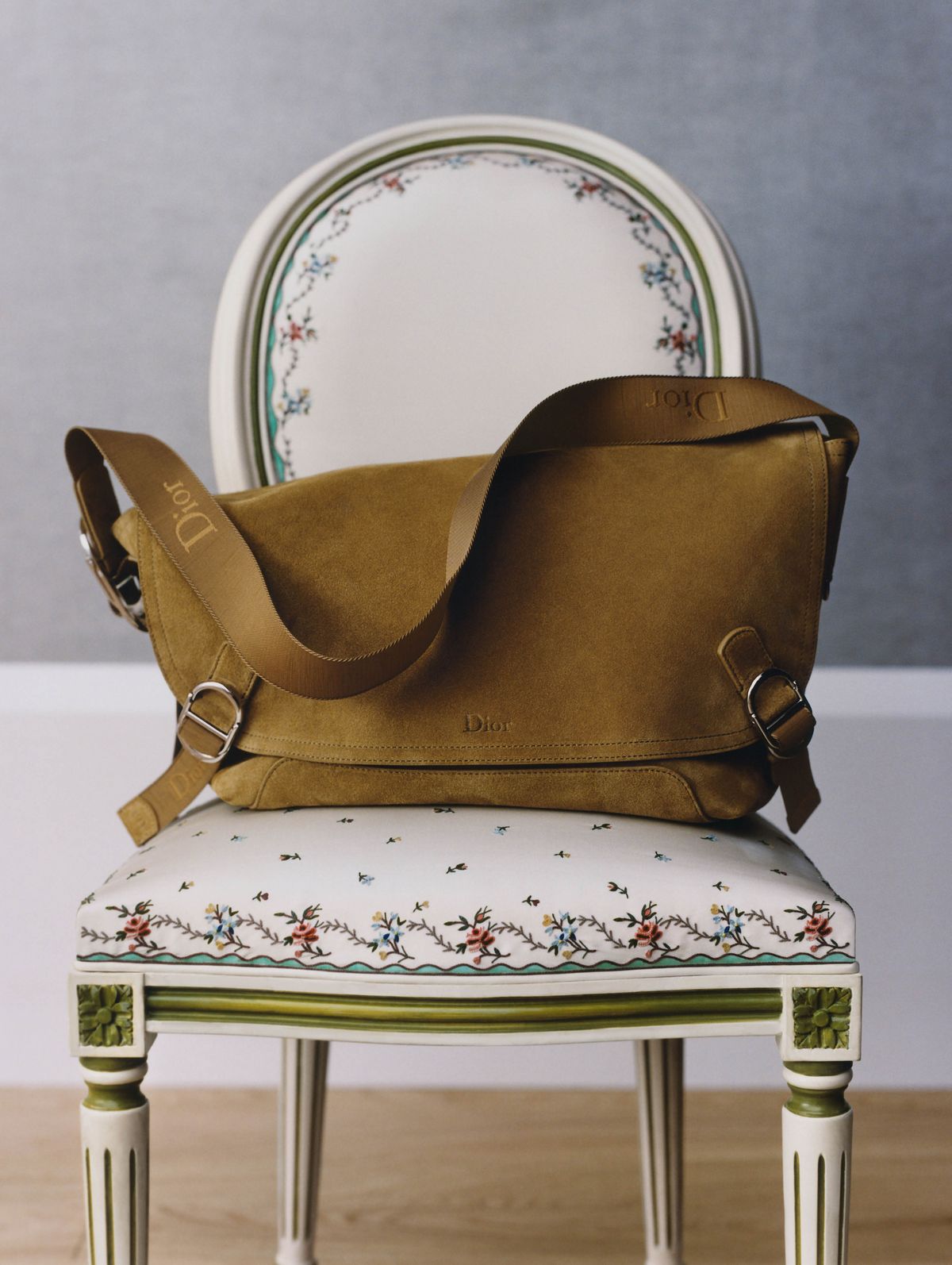 브라운 스웨이드 디올 제트 미디엄 남성 메신저 백 가격 미정 디올.