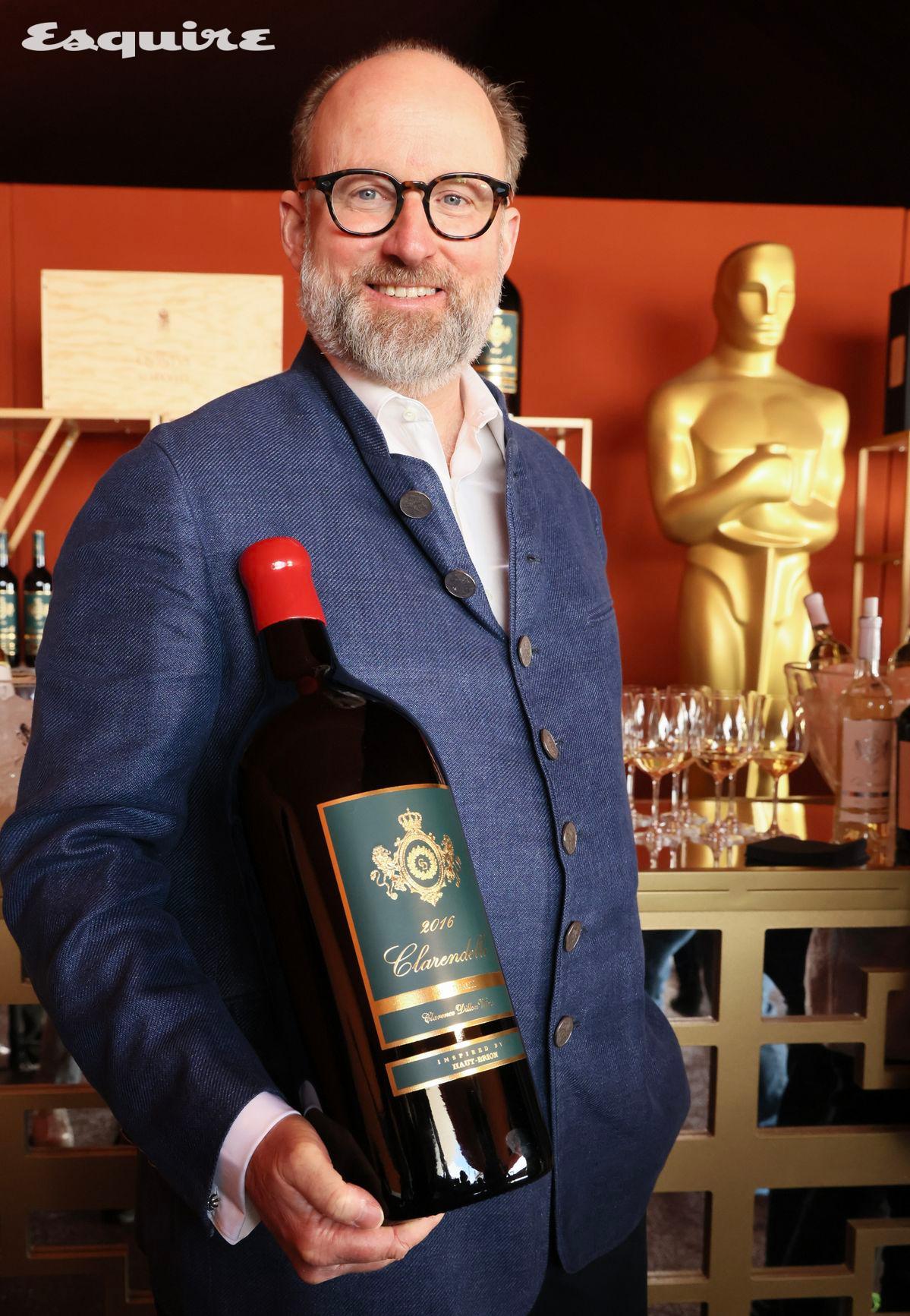 로버트 룩셈부르크 왕자가 클라랑델의 제로보암 보틀을 들고 있다. 