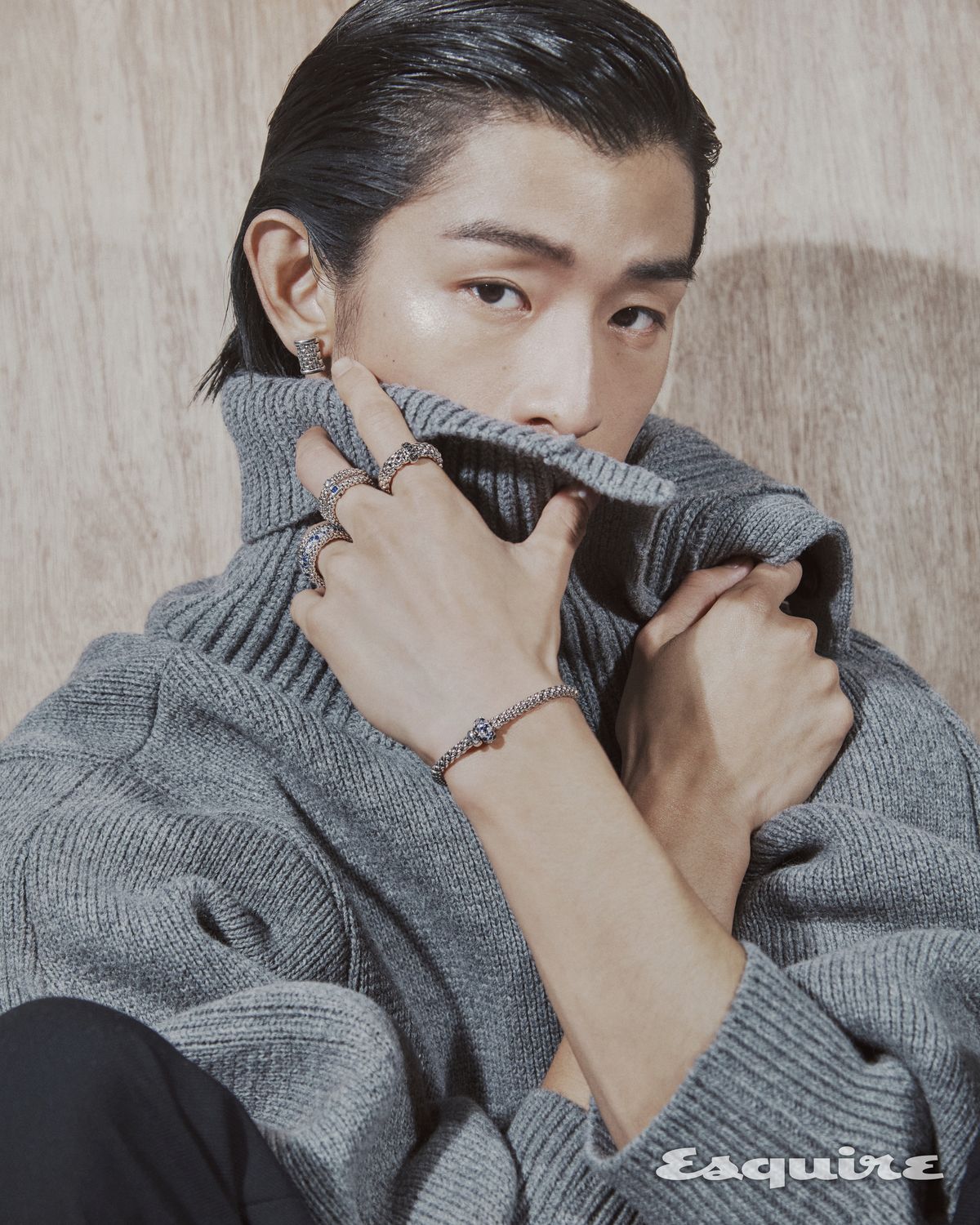 화이트 골드 에센셜 스터드 이어링 300만원대, 블루 사파이어와 다이아몬드 론델을 세팅한 화이트 골드 브레이슬릿 1700만원대, 블루 사파이어와 다이아몬드를 세팅한 화이트 골드 버블 링 2700만원, 화이트 골드 에센셜 링 100만원대, 블루 사파이어 소울 링 200만원대, 블랙 다이아몬드를 세팅한 방돔 링 400만원대 모두 포페. 카디건 42만원 YCH. 팬츠 가격 미정 준지.