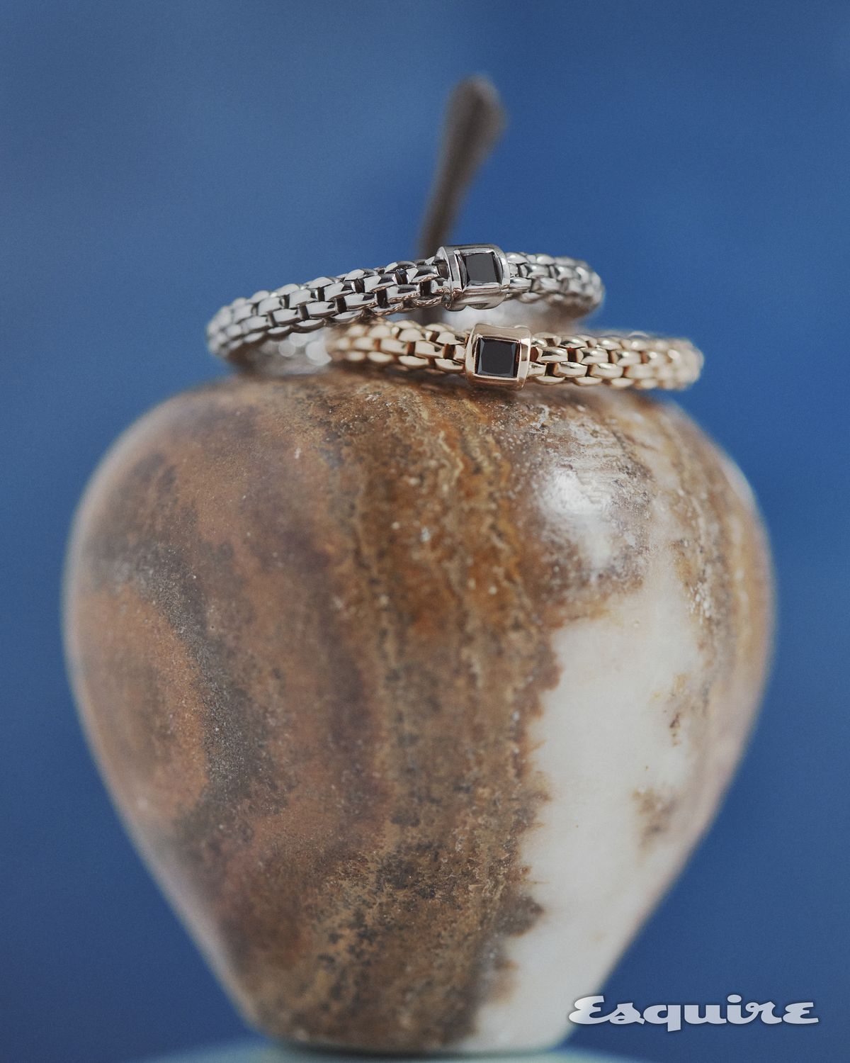 블랙 다이아몬드를 세팅한 화이트 골드 소울 링, 로즈 골드 소울 링 모두 200만원대 포페.