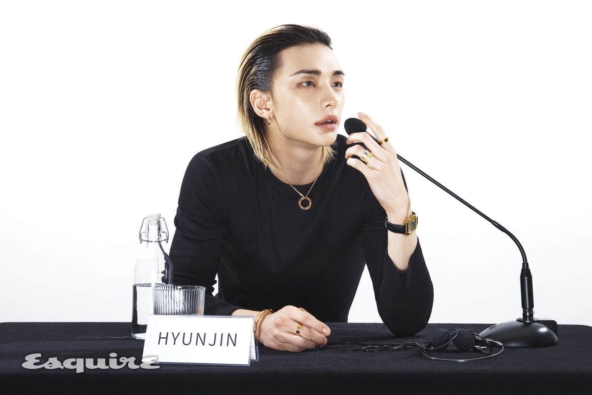 왼손에 찬 옐로 골드 케이스 산토스 드 까르띠에 워치, 왼손 검지에 낀 옐로 골드 LOVE 링, 왼손 약지에 낀 화이트 골드 LOVE 언리미티드 링, 옐로 골드 LOVE 언리미티드 링, 오른손에 찬 핑크 골드와 다이아몬드가 파베 세팅으로 조화를 이룬 LOVE 브레이슬릿(클래식 모델), 오른손 중지에 낀 옐로 골드 LOVE 링, 핑크 골드 LOVE 네크리스, 핑크 골드 LOVE 이어링 모두 까르띠에.