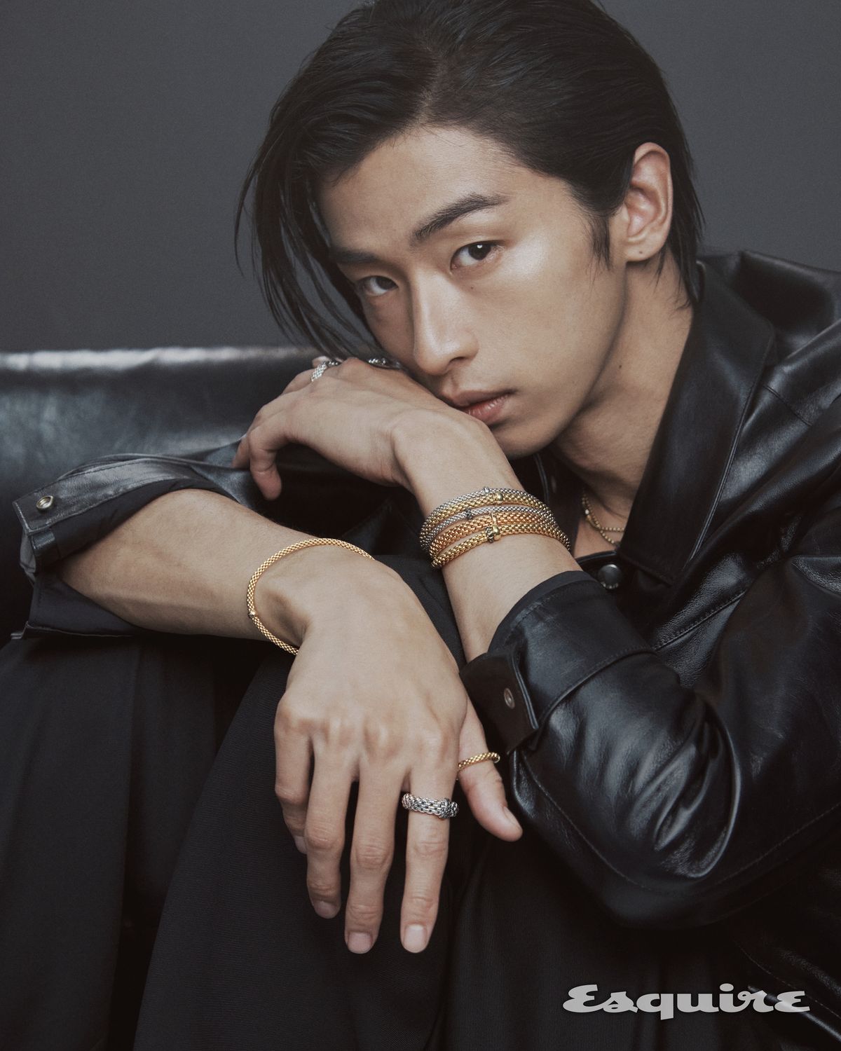 레이어드로 착용한 옐로 골드 아리아 네크리스 800만원대. (오른팔) 로즈 골드 프리마 브레이슬릿 400만원대, 블랙 다이아몬드 론델을 세팅한 화이트 골드 방돔 링 400만원대, 로즈 골드 에센셜 링 100만원대. (왼팔) 화이트 골드 프리마 브레이슬릿 400만원대, 노베첸토 메시 옐로 골드 솔로 브레이슬릿 700만원대, 블랙 다이아몬드를 세팅한 화이트 골드 프리마 브레이슬릿 500만원대, 로즈 골드 방돔 브레이슬릿 900만원대, 블랙 다이아몬드 파베와 1개의 다이아몬드를 세팅한 더블 론델의 옐로 골드 솔로 브레이슬릿 1000만원대, 블랙 다이아몬드를 세팅한 화이트 골드 소울 링 200만원대, 화이트 골드 에센셜 링 100만원대 모두 포페. 레더 재킷 63만8000원 세비지. 팬츠 25만원 코스.