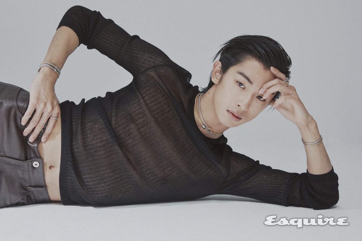 두 개를 연결해 착용한 화이트 골드 솔로 오나멘탈 클래스프 네크리스 2000만원대, 옐로 골드 솔로 오나멘탈 클래스프 네크리스 2000만원대. (오른팔) 화이트·로즈 골드 파노라마 바이컬러 브레이슬릿 1000만원, 화이트·옐로 골드 방돔 바이컬러 브레이슬릿 800만원대, 화이트 골드 에센셜 링 100만원대. (왼팔) 화이트·옐로 골드 에카 투-로우 브레이슬릿 900만원대, 로즈 골드 에센셜 링 100만원대, 화이트 골드 에센셜 링 300만원대, 로즈 골드 에센셜 링 300만원대 모두 포페. 레더 팬츠 가격 미정 페라가모. 톱 에디터 소장품.