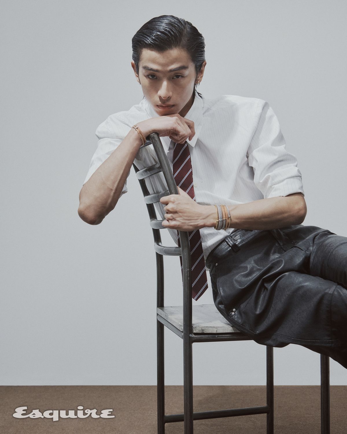 옐로 골드 에센셜 스터드 이어링 300만원대. (오른팔) 로즈 골드 에카 투-로우 브레이슬릿 900만원대. (왼팔) 옐로 골드 에카 브레이슬릿 400만원대, 1개의 화이트 다이아몬드를 세팅한 파노라마 브레이슬릿 1000만원대, 로즈·화이트 골드 방돔 바이컬러 브레이슬릿 800만원대, 로즈 골드 프리마 브레이슬릿 400만원대, 옐로·화이트 골드 프리마 바이컬러 브레이슬릿 400만원대 모두 포페. 스트라이프 셔츠 16만5000원, 레더 팬츠 22만5000원 모두 타일레. 타이 에디터 소장품.