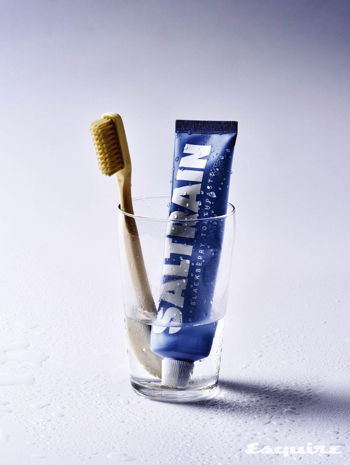 특허 미네랄 솔트 성분이 잇몸을 탄탄하게 관리하고, 블랙베리 향으로 자극을 줄인 치약 100g/8900원 솔트레인. 둥글게 가공된 나일론 모가 플라크를 부드럽게 제거하는 빈티지 칫솔 1만원대 아카파카. 