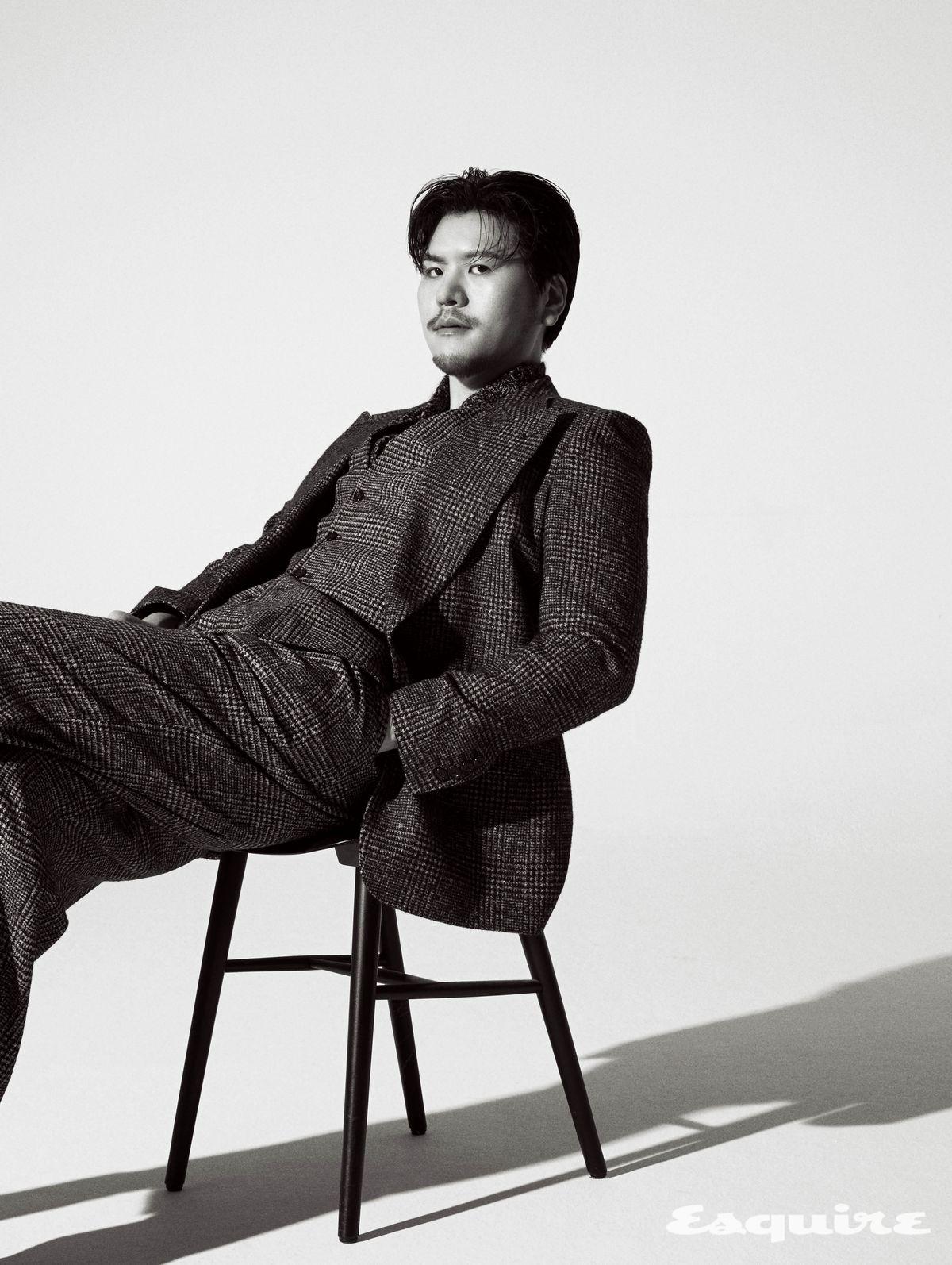 싱글브레스티드 재킷, 베스트, 니트 베스트, 팬츠 모두 돌체앤가바나.