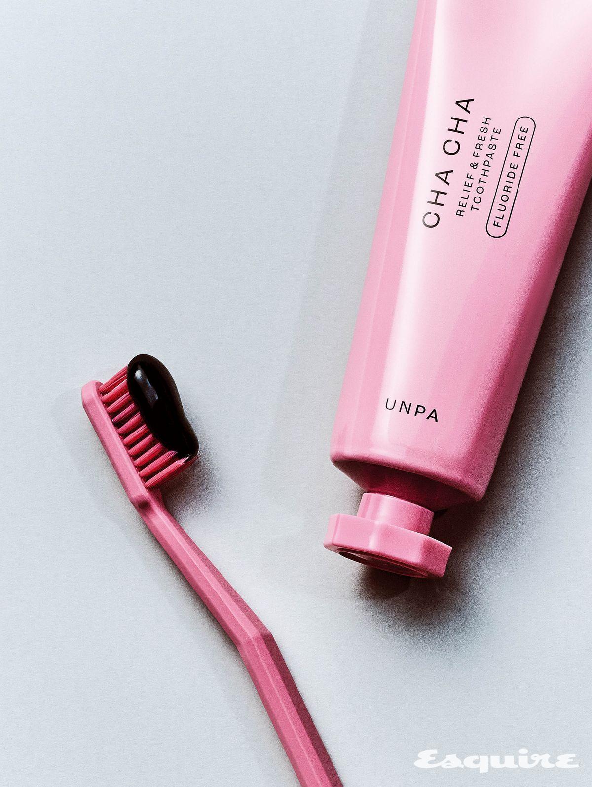 숯 성분을 담은 무불소 비건 포뮬러로 구취 관리에 초점을 맞춘 저자극 치약 100g/9900원 언파. 이중 미세모가 치아 사이까지 정교하게 닿는 슬림 헤드 칫솔 4000원대 루치펠로.