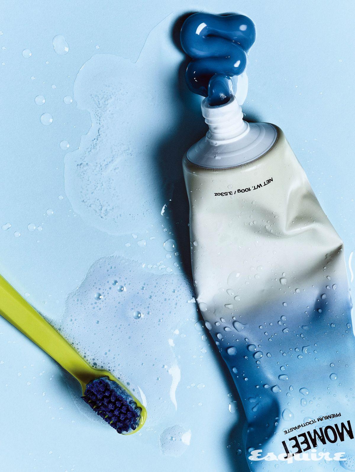 불소 905ppm을 함유하고 38가지 유해 성분을 배제해 데일리 사용에 적합한 치약 100g/1만5000원 모밋. 아 표면과 잇몸 경계를 섬세하게 닦아내는 칫솔 CS5460 그린 8500원 큐라프록스.