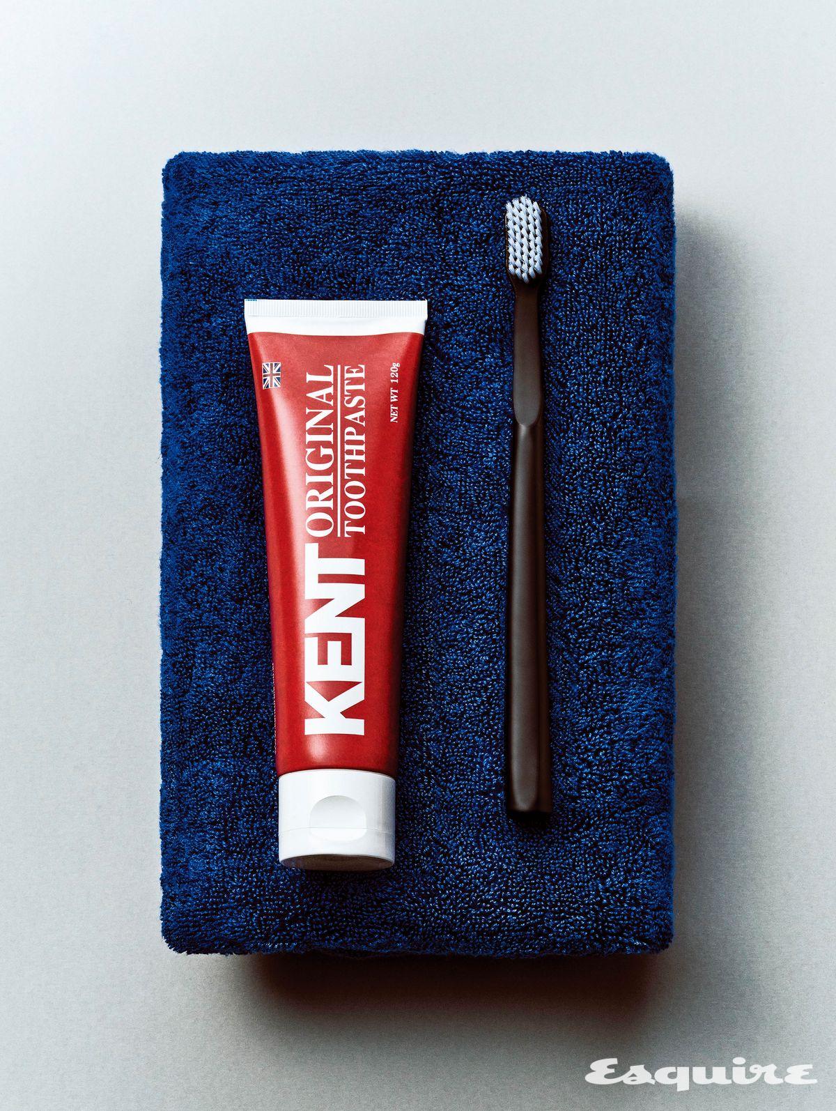 파라벤과 트리클로산을 배제해 치태 제거와 치아 미백을 돕는 불소 치약 120g/5000원 켄트. 0.02mm 초극세모를 적용해 치아 사이를 깨끗하게 닦는 칫솔 20pcs 1만원대 살림 백서. 타올 가격 미정 레미제이.