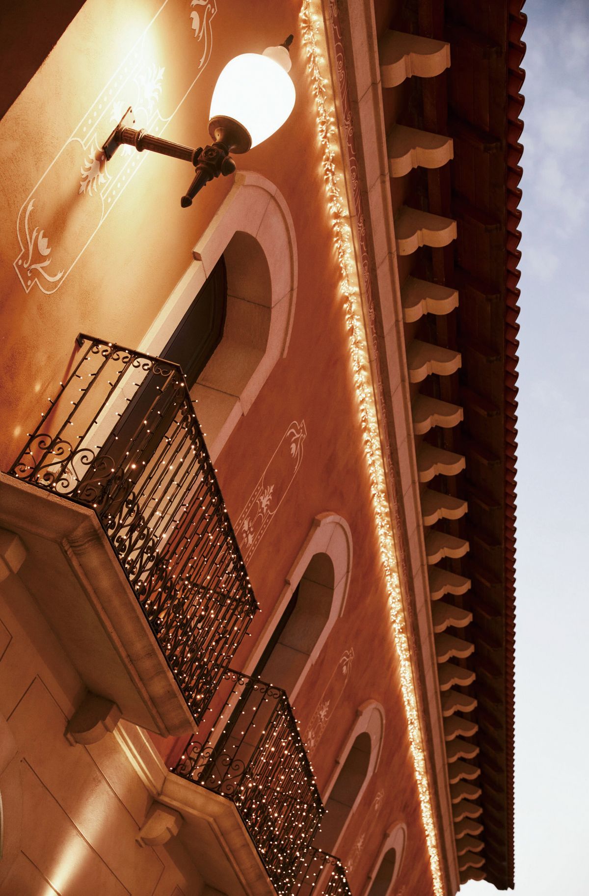 홀리데이 무드로 꾸민 라로카 빌리지에선 다양한 크리스마스 이벤트를 진행한다.