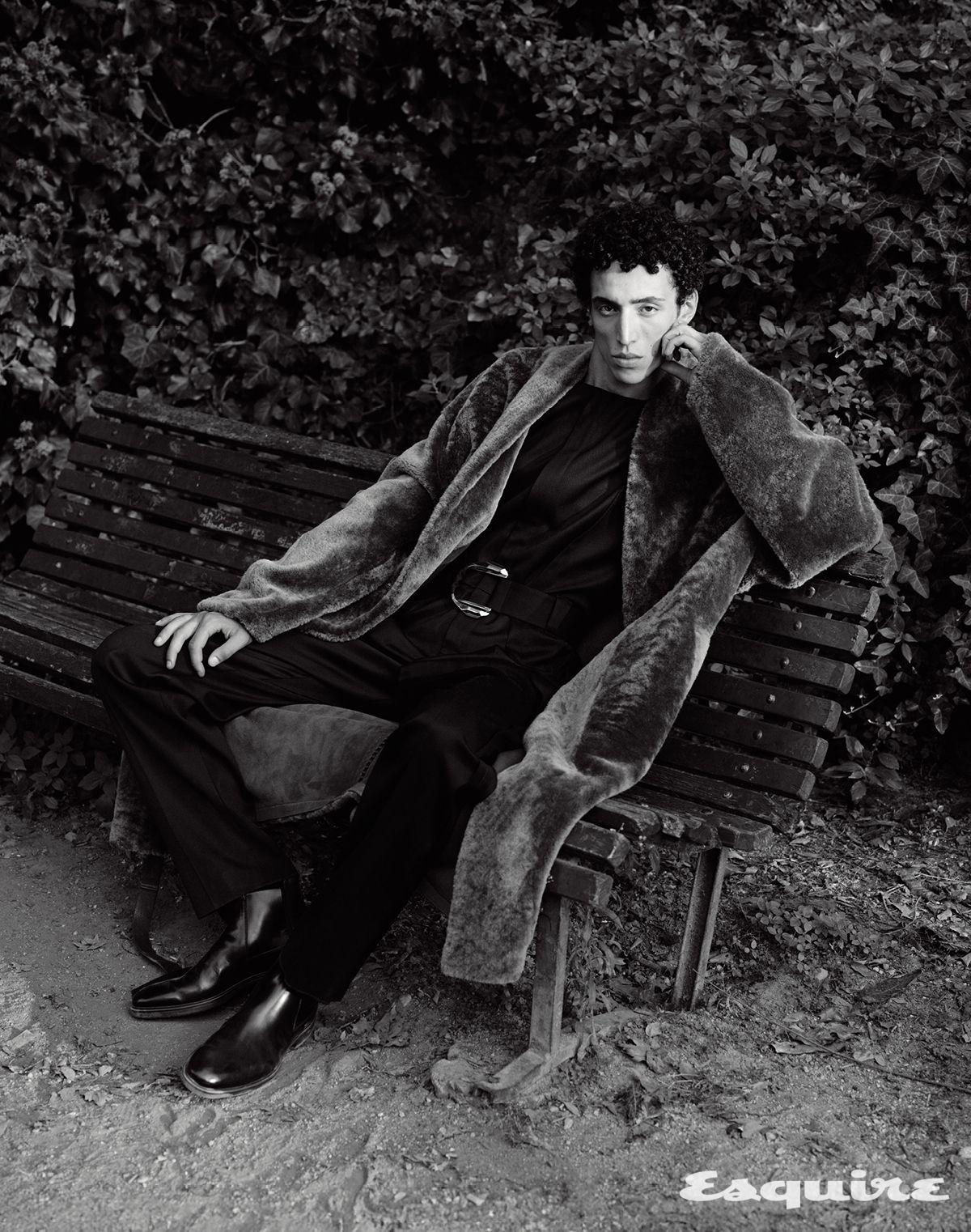 코트, 점프슈트 모두 페라리. 부츠 산토니.