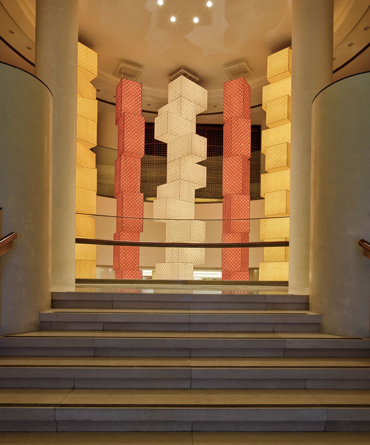 모노그램 한지로 제작한 조명이 은은하게 비추는 아트리움.