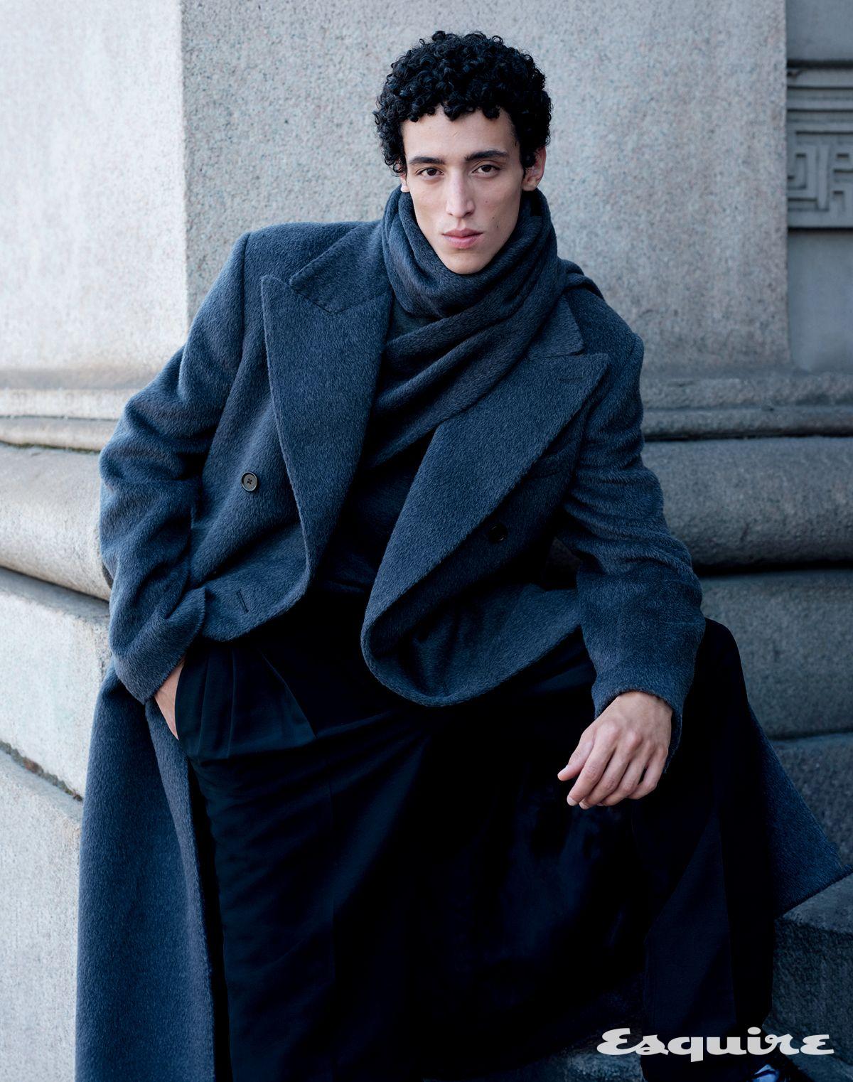 코트, 스웨터, 팬츠, 머플러, 슈즈 모두 돌체앤가바나.