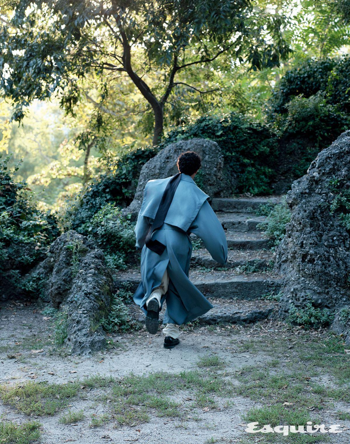 코트, 팬츠 모두 옴므 플리세 이세이 미야케. 부츠 에르메스. 스카프 스타일리스트 소장품.