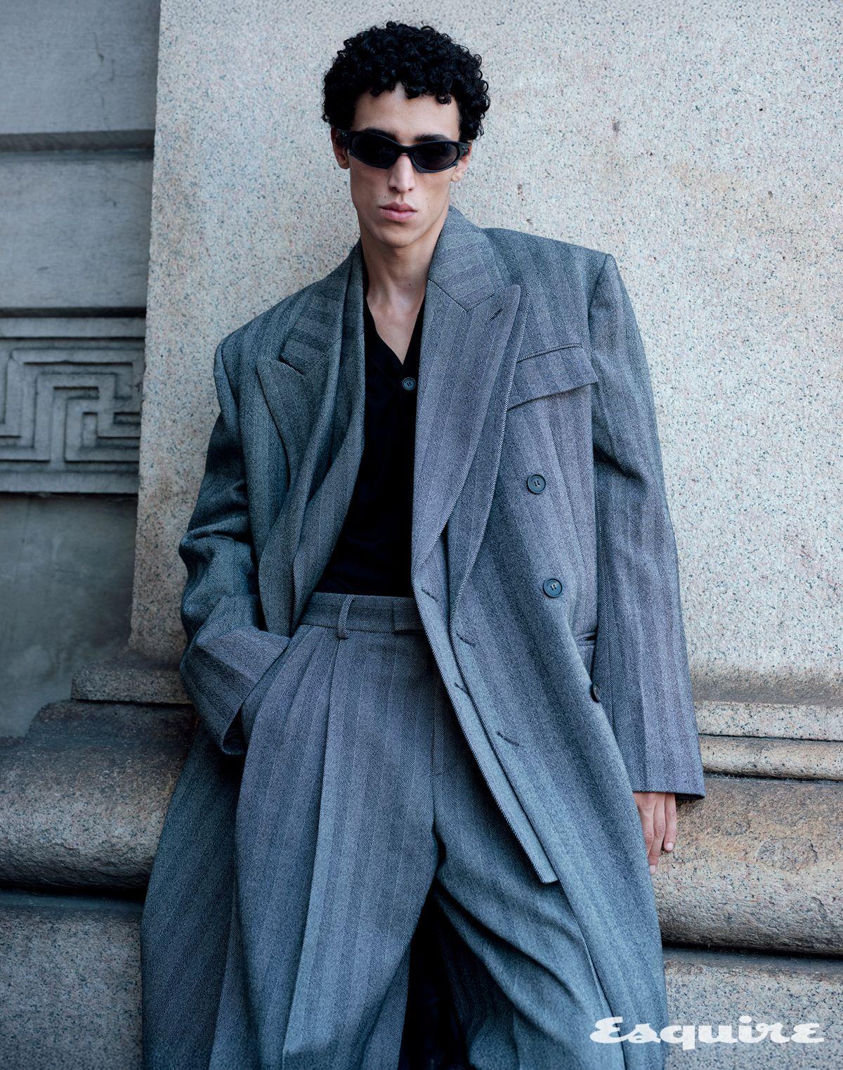 코트, 재킷, 카디건, 팬츠 모두 페라가모. 선글라스 오클리.