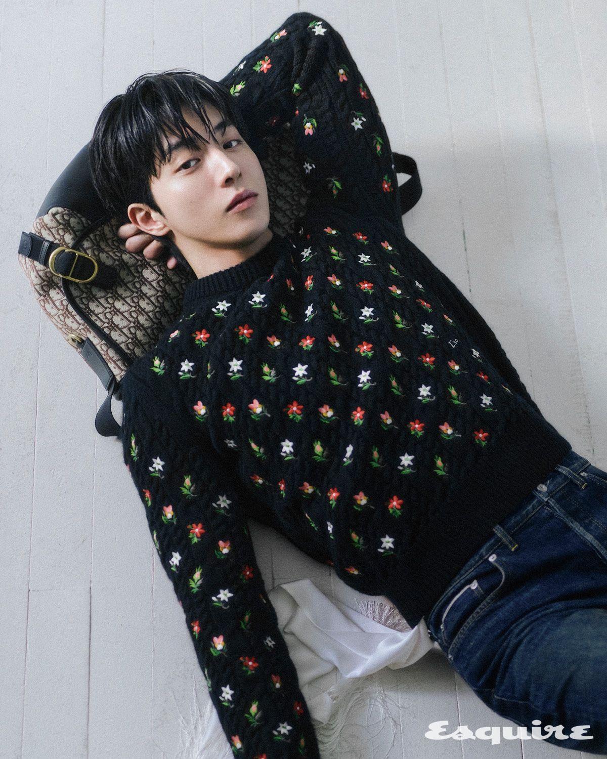 플라워 엠브로이더리 남성 크루넥 스웨터, 레귤러 남성 데님 팬츠, 디올 제트 라지 메신저 남성 백 모두 디올.