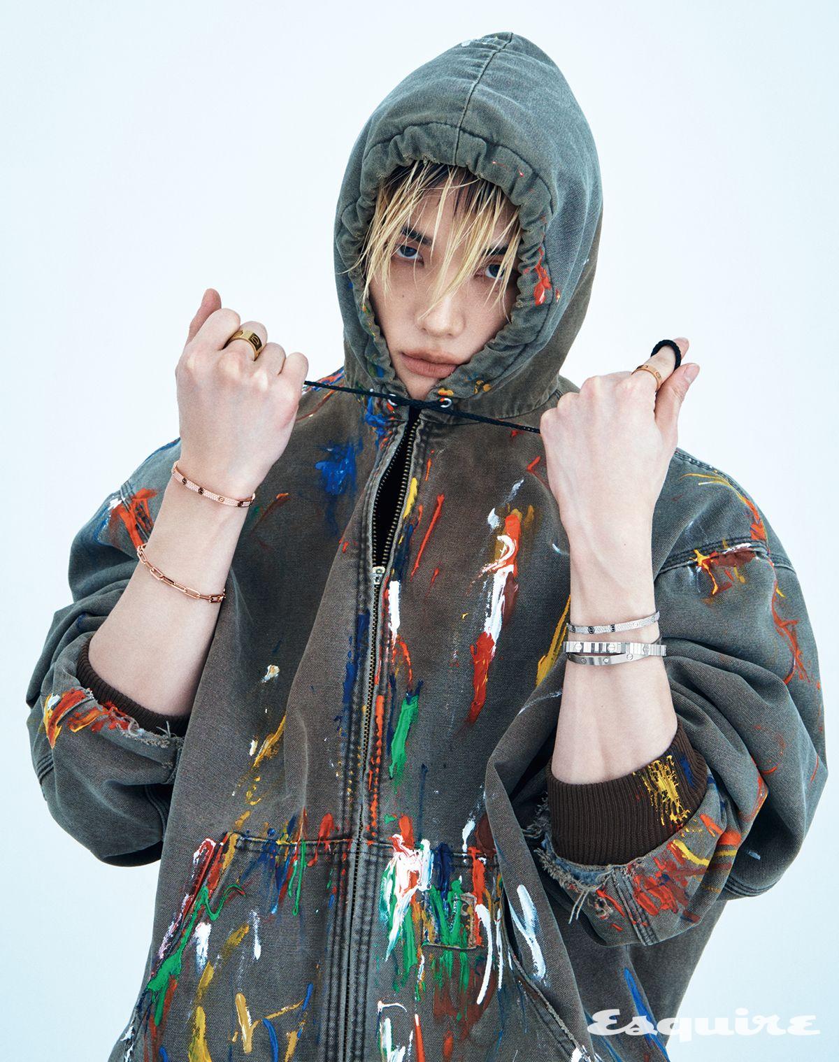 왼손에 찬 화이트 골드와 브릴리언트 컷 다이아몬드가 파베 세팅으로 조화를 이룬 LOVE 브레이슬릿(미디엄 모델), 화이트 골드 LOVE 언리미티드 브레이슬릿, 브러시드 화이트 골드와 브릴리언트 컷 다이아몬드가 조화를 이룬 LOVE 브레이슬릿(클래식 모델), 왼손 검지에 낀 핑크 골드 LOVE 링, 오른손에 찬 핑크 골드 산토스 드 까르띠에 브레이슬릿, 핑크 골드와 브릴리언트 컷 다이아몬드가 파베 세팅으로 조화를 이룬 LOVE 브레이슬릿(미디엄 모델), 오른손 중지에 낀 옐로 골드 LOVE 링(라지 모델) 모두 까르띠에.