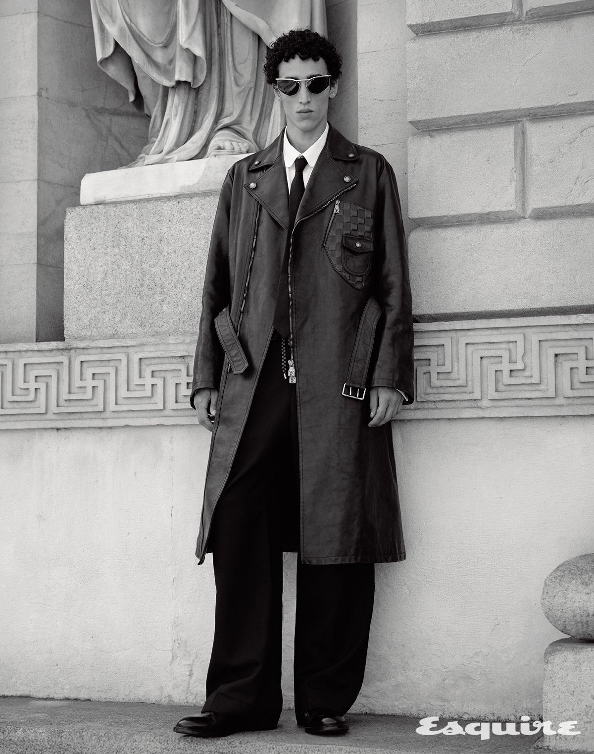 코트, 셔츠, 팬츠, 타이, 선글라스 모두 루이 비통. 부츠 듀칼스.