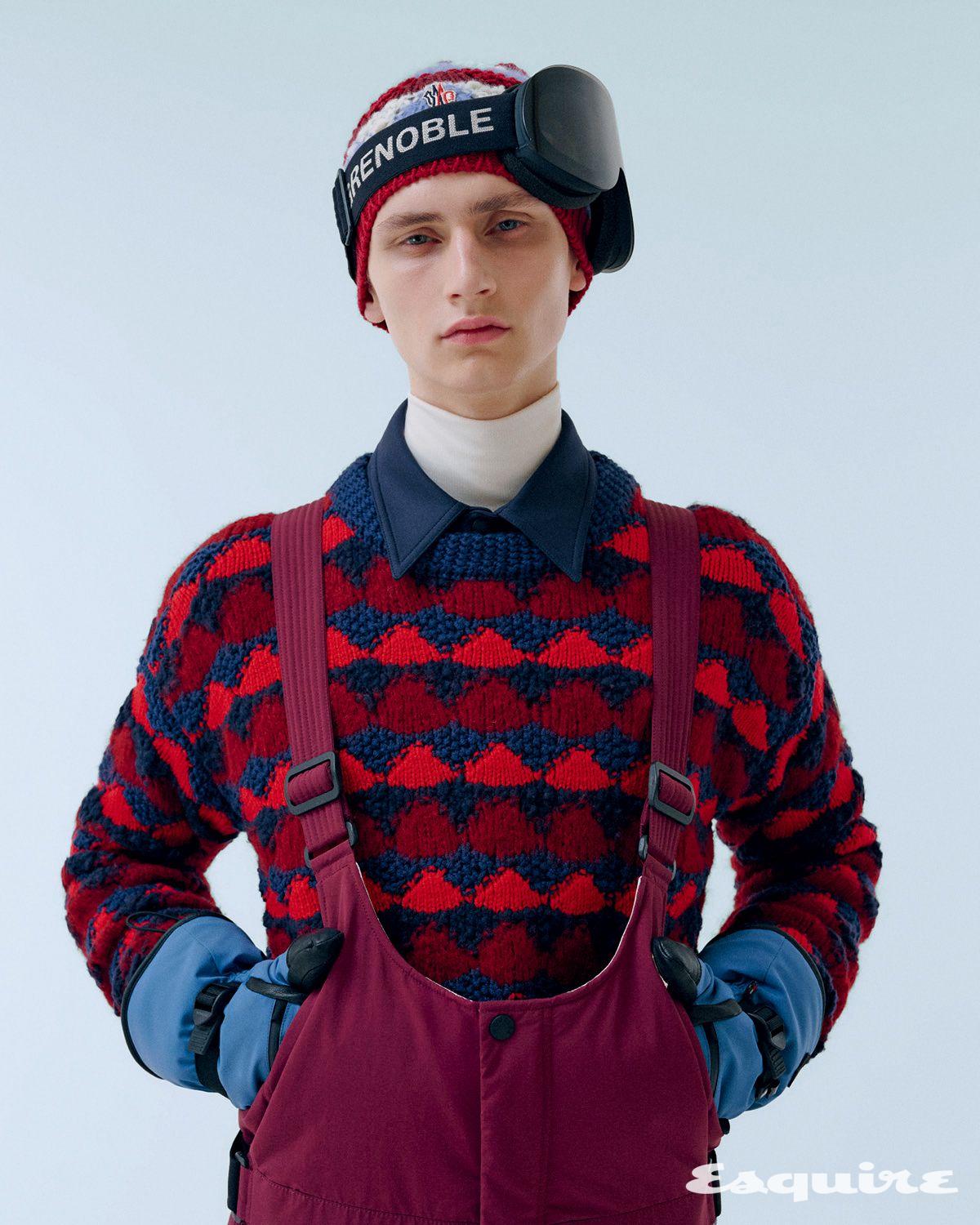 스웨터, 셔츠, 터틀넥 톱, 스키 슈트, 비니, 고글, 스키 글러브 모두 몽클레르 그레노블.