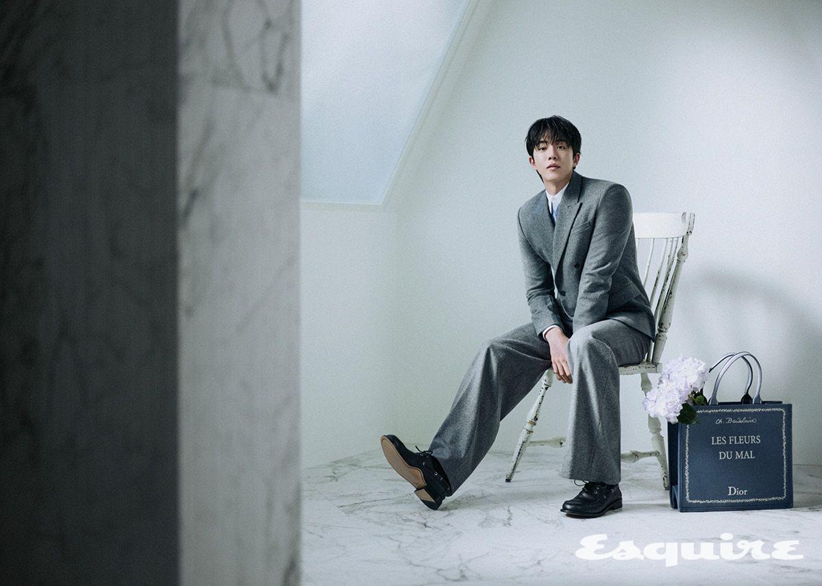 플란넬 남성 슈트, 코튼 포플린 남성 셔츠, 디올 아치 남성 보트 슈즈, 디올 남성 북 토트 라지 백 모두 디올.