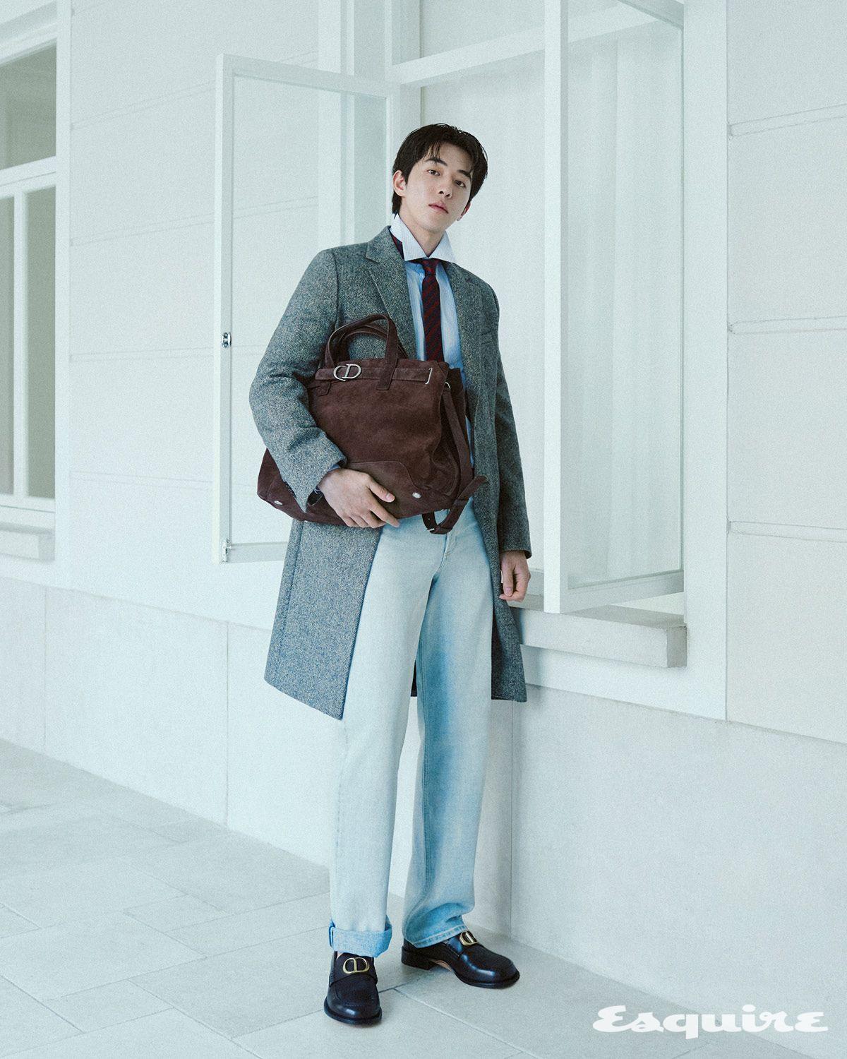 헤링본 남성 코트, 스트라이프 포플린 남성 셔츠, 부츠컷 남성 데님 팬츠, 스트라이프 남성 타이, 디올 아치 남성 로퍼, 디올 노르망디 미디엄 남성 토트백 모두 디올.