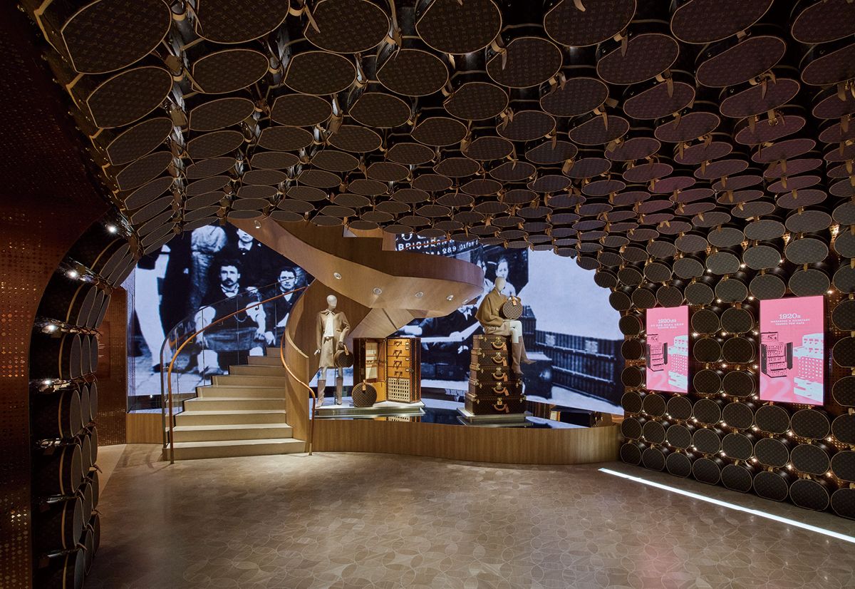  루이 비통의 역사적 순간들과 진화의 시작을 보여주는 오리진(Origins) 룸.