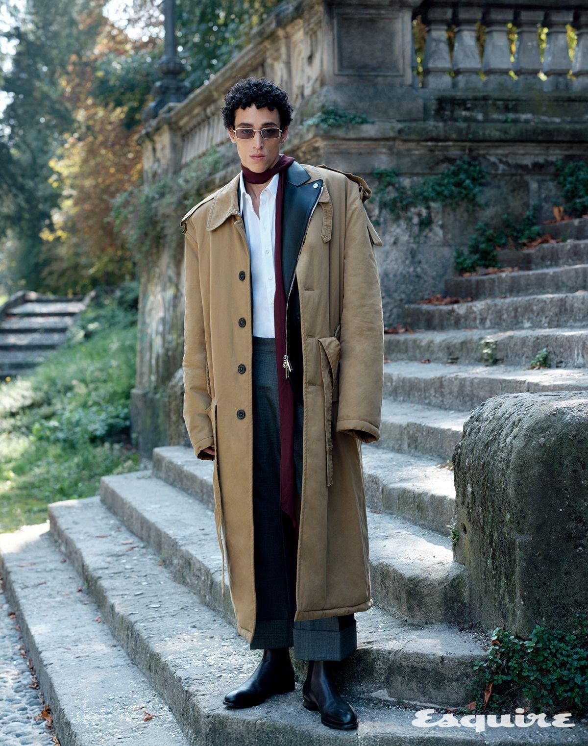 코트, 재킷, 셔츠, 팬츠 모두 디스퀘어드2. 부츠 듀칼스. 선글라스 데이비드 베컴. 스카프 스타일리스트 소장품.